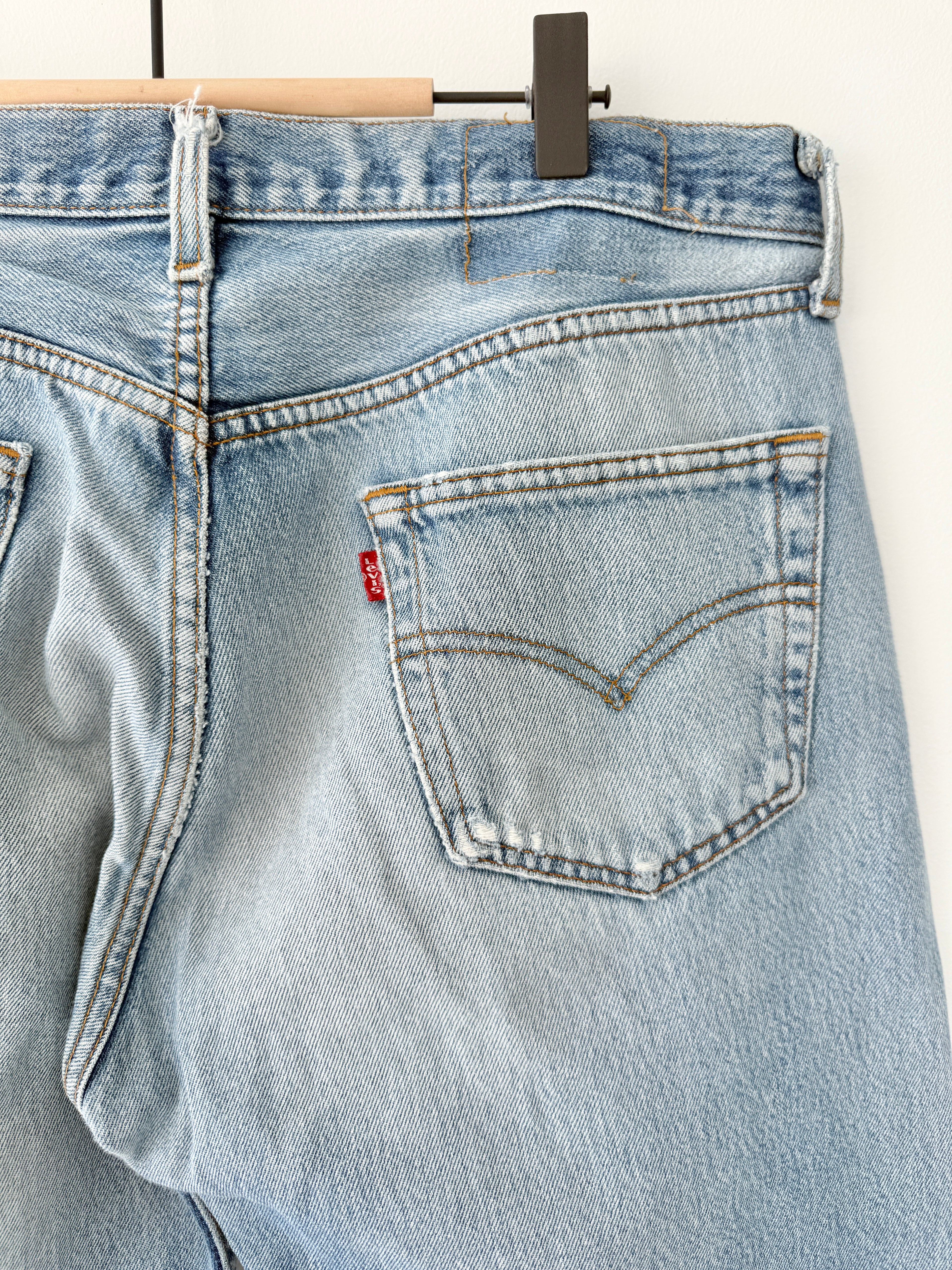 Soft W34 L30 vintage Levis 501 32-34” measured light medium blue faded denim Y2K 501s