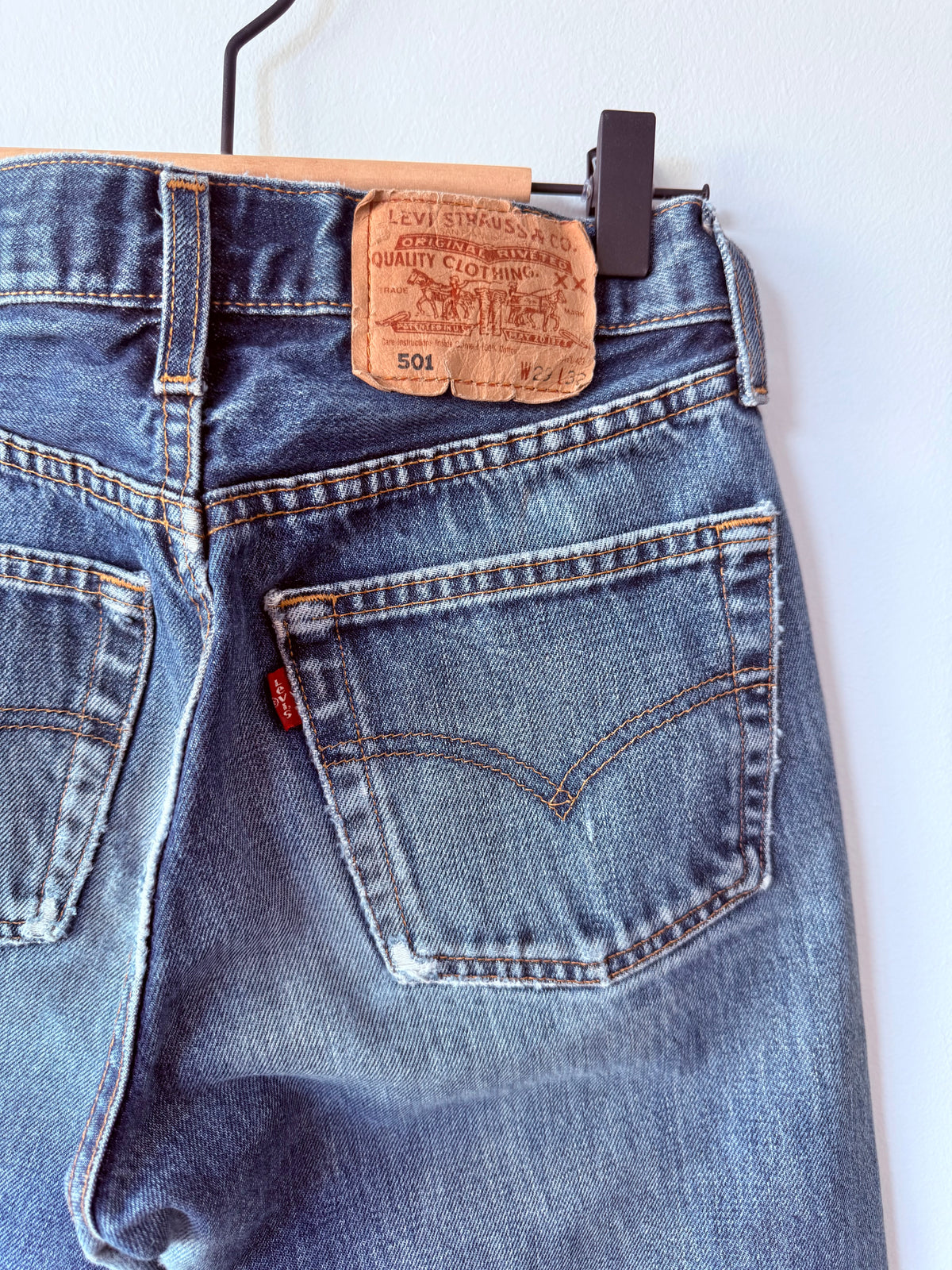W26 L30 vintage Levis 501 dark blue 25/26” measured waist Y2K levis 501s