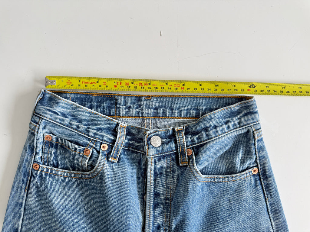 W25 L29 vintage Levis 501s 24/25” measured medium blue fade denim 90s 501s