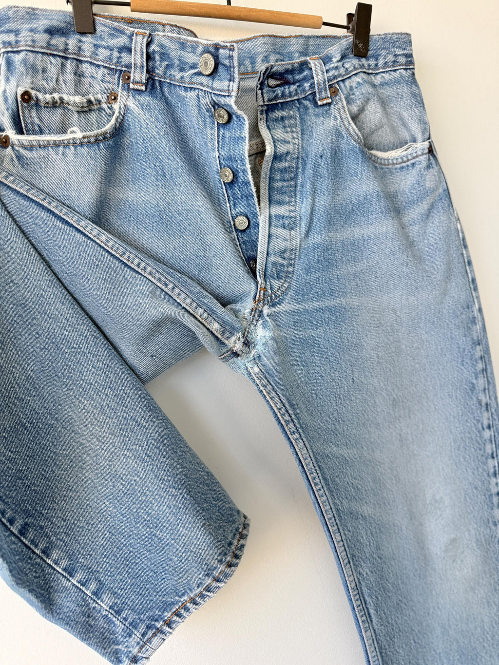 W31 L32 vintage Levis 501 30-31” measured waist medium faded denim made in USA 80s