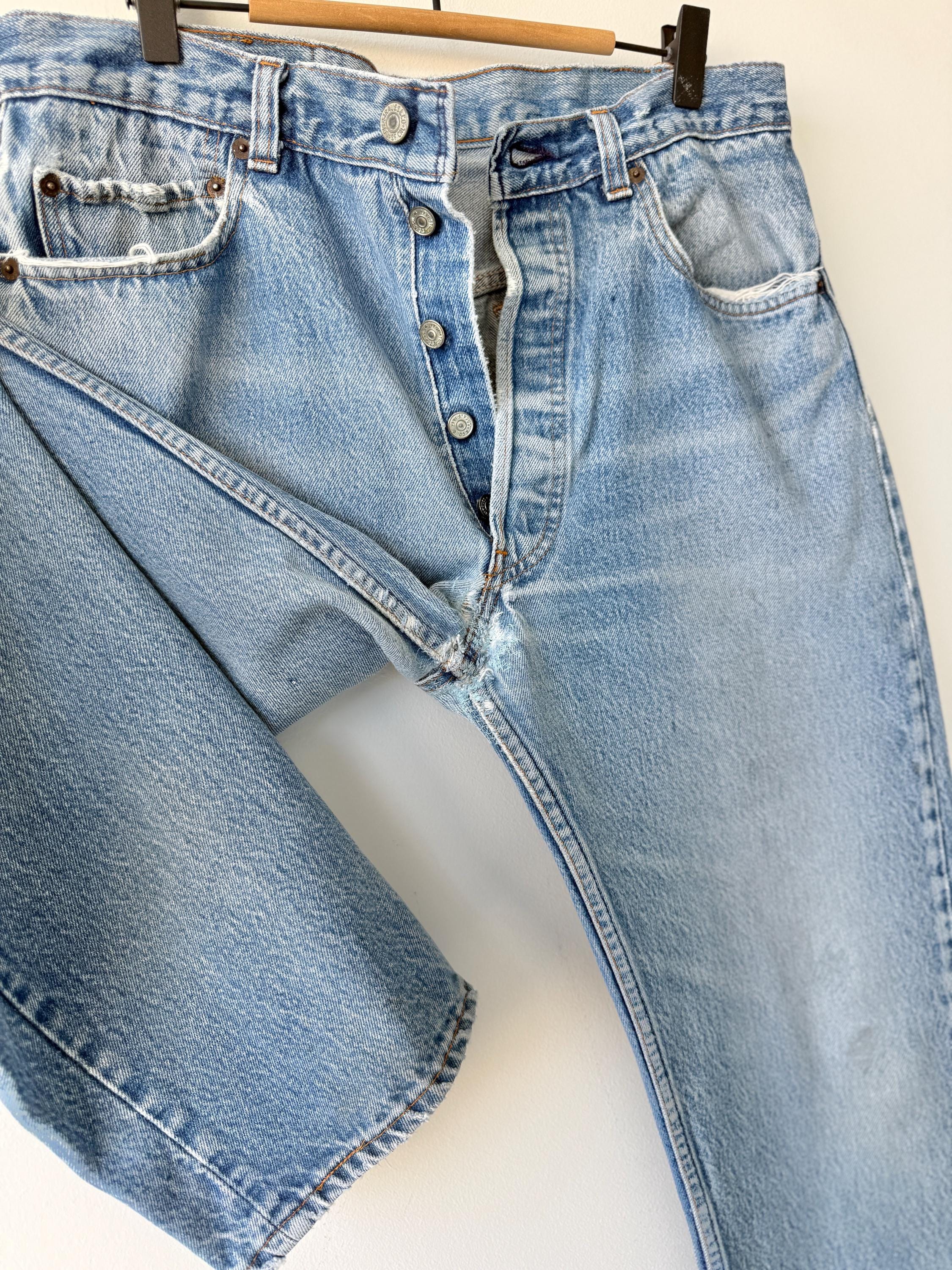 W31 L32 vintage Levis 501 30-31” measured waist medium faded denim made in USA 80s