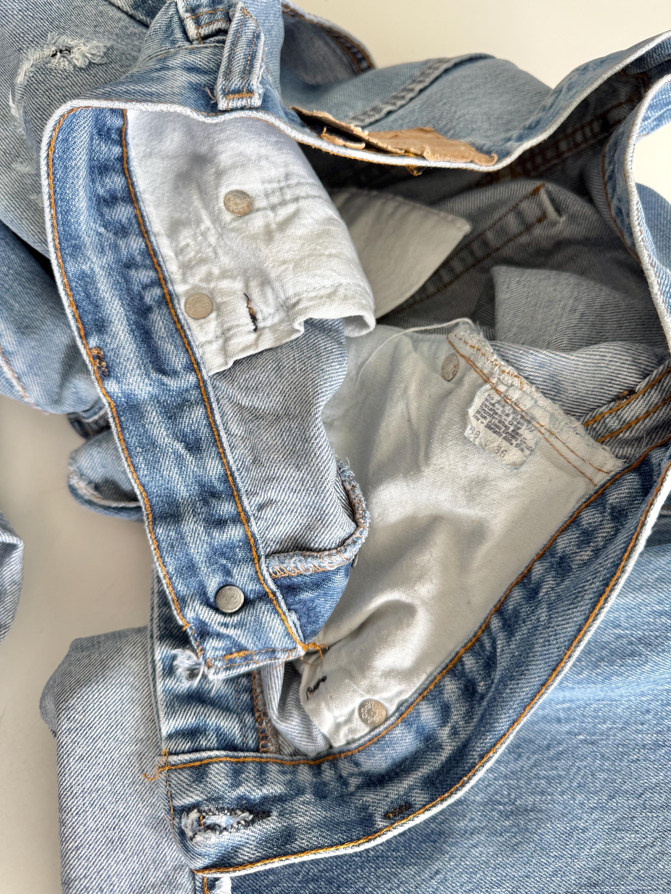 W33 L31 selvedge vintage Levis 501 32-33” measured waist faded light blue made in 70s