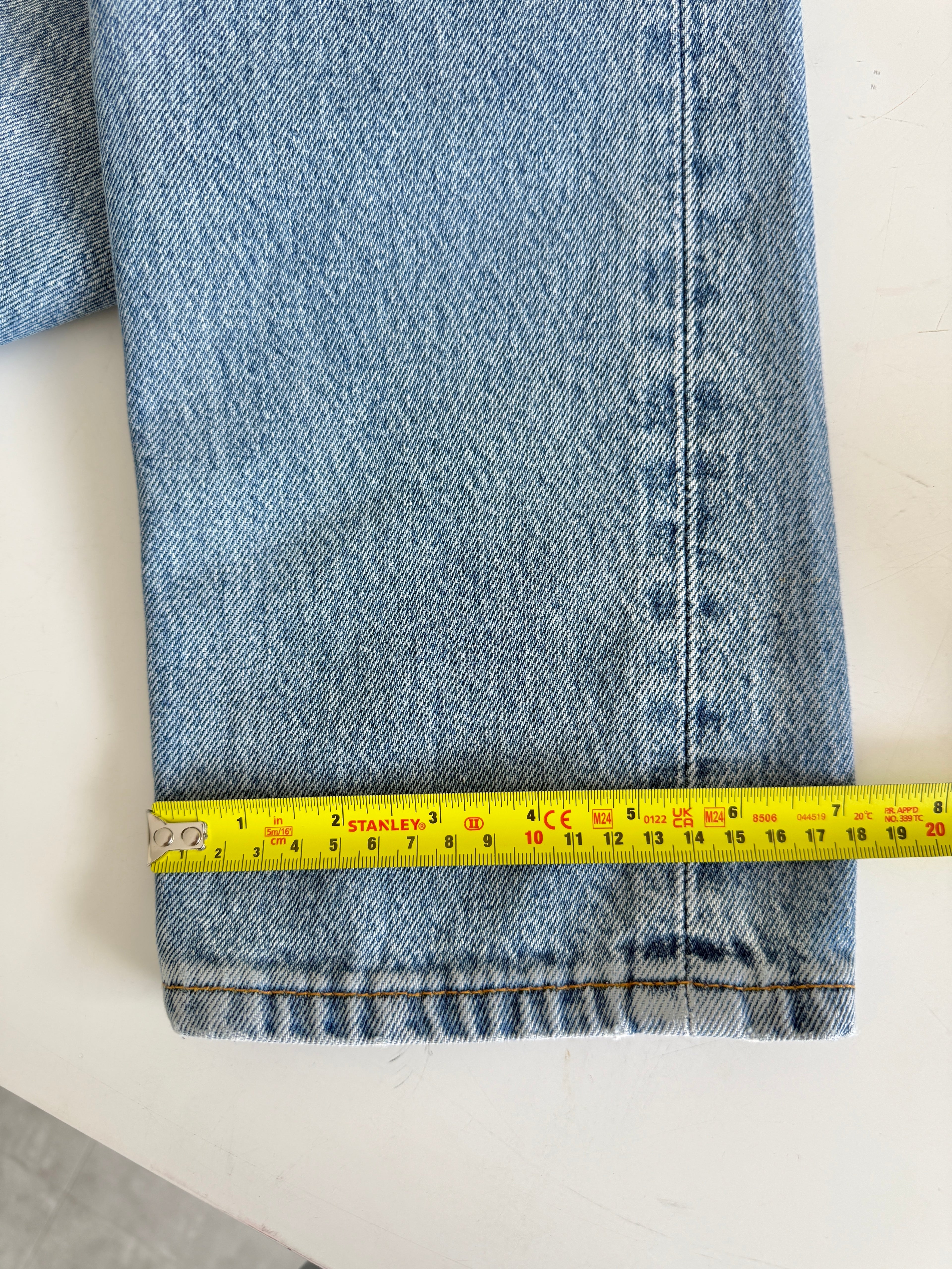 W25 L31 vintage Levis 501 24-25” measured medium light blue faded denim 90s 501s