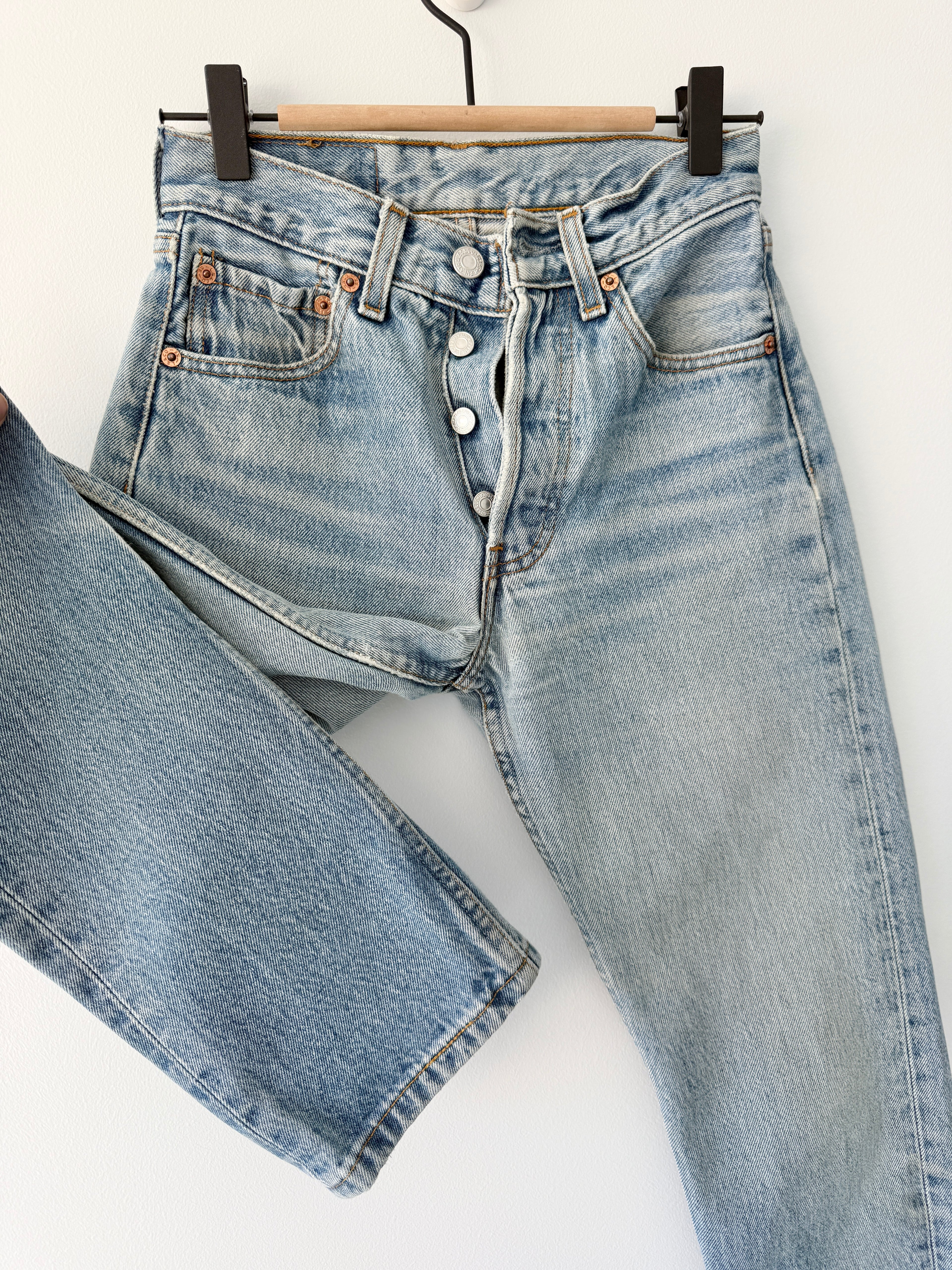 W23 L29 vintage Levis 501 22-23”” measured medium light denim whiskers 90s 501s