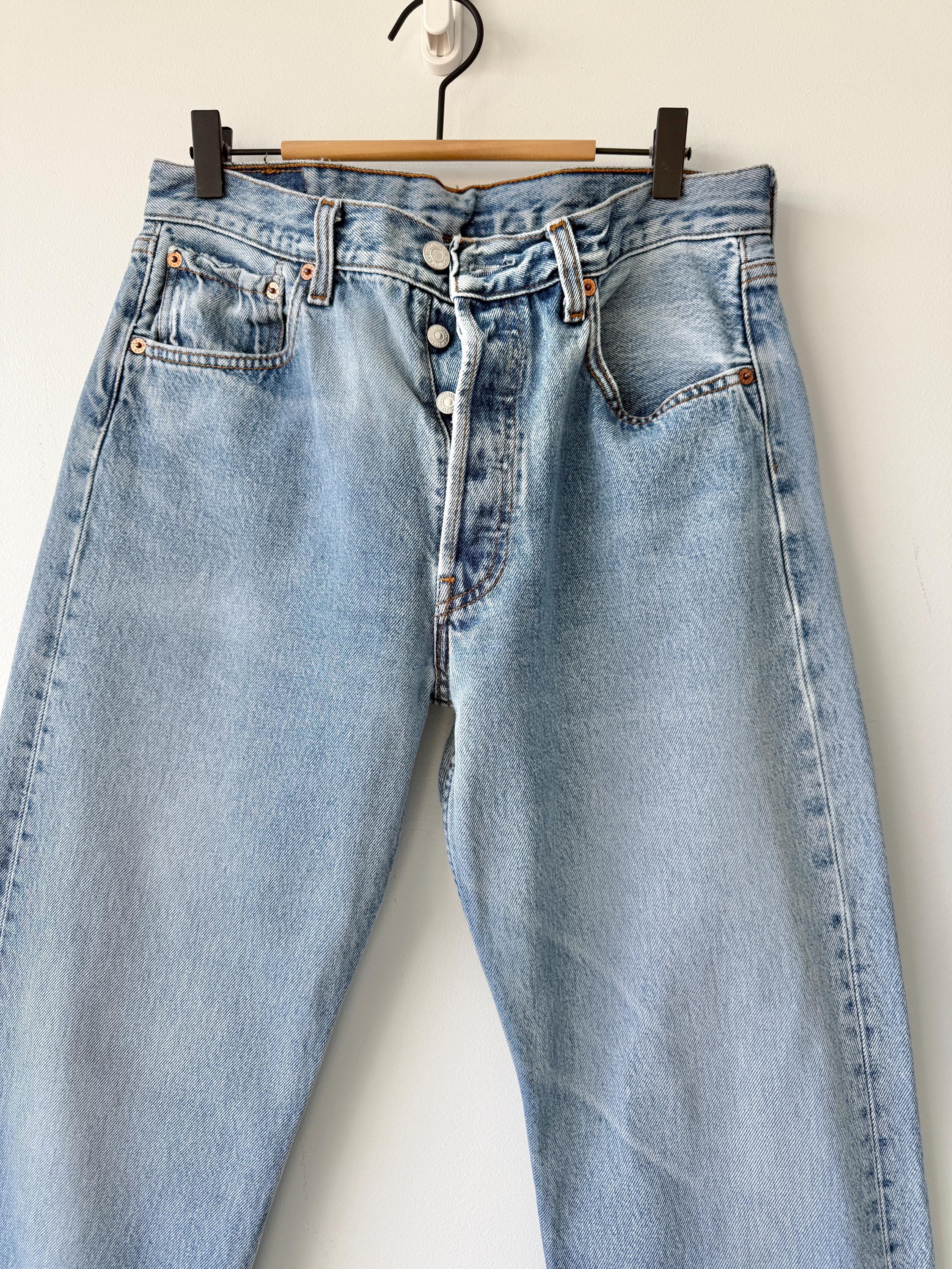 W31 L31 vintage Levis 501 30-31” measured waist medium blue denim made in Y2K