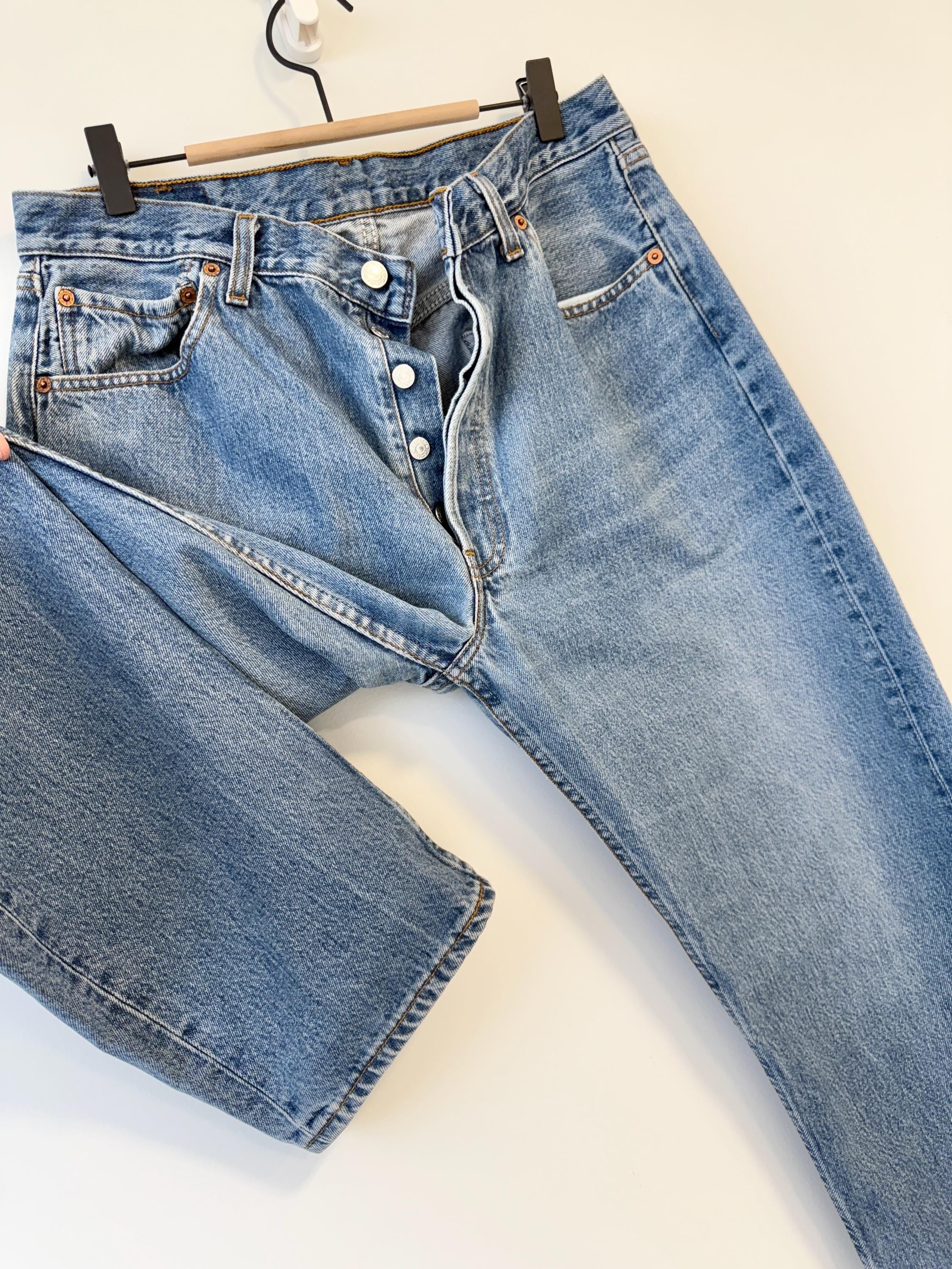 Levis 501 vintage w32 L32 medium blue wallet mark made in Poland 501s straight leg jeans 501 31”/32” waist