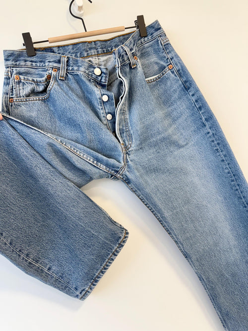 Levis 501 vintage w32 L32 medium blue wallet mark made in Poland 501s straight leg jeans 501 31”/32” waist