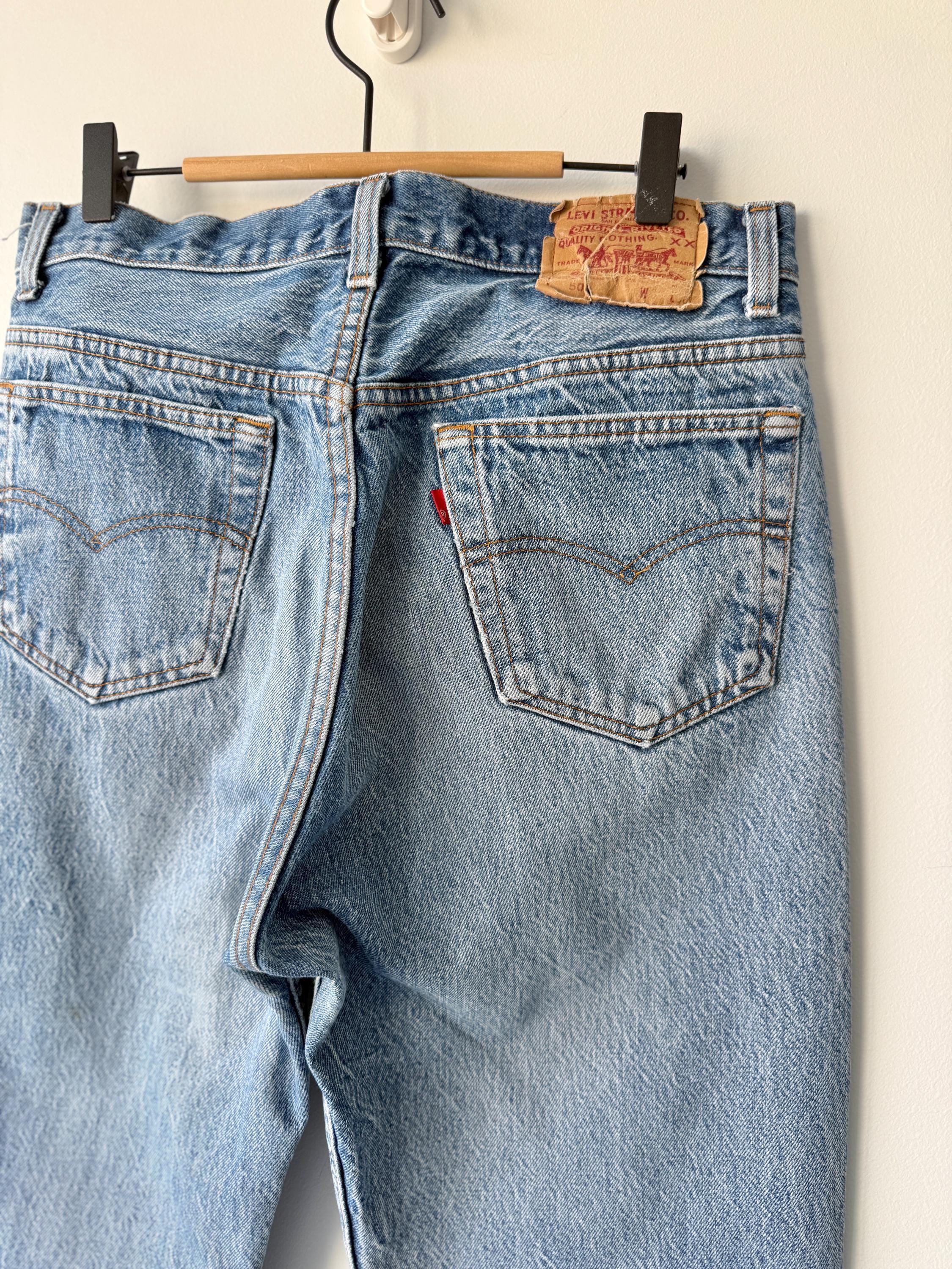 W33 L31 vintage Levis 501 31-33” measured waist medium faded denim made in USA  90s