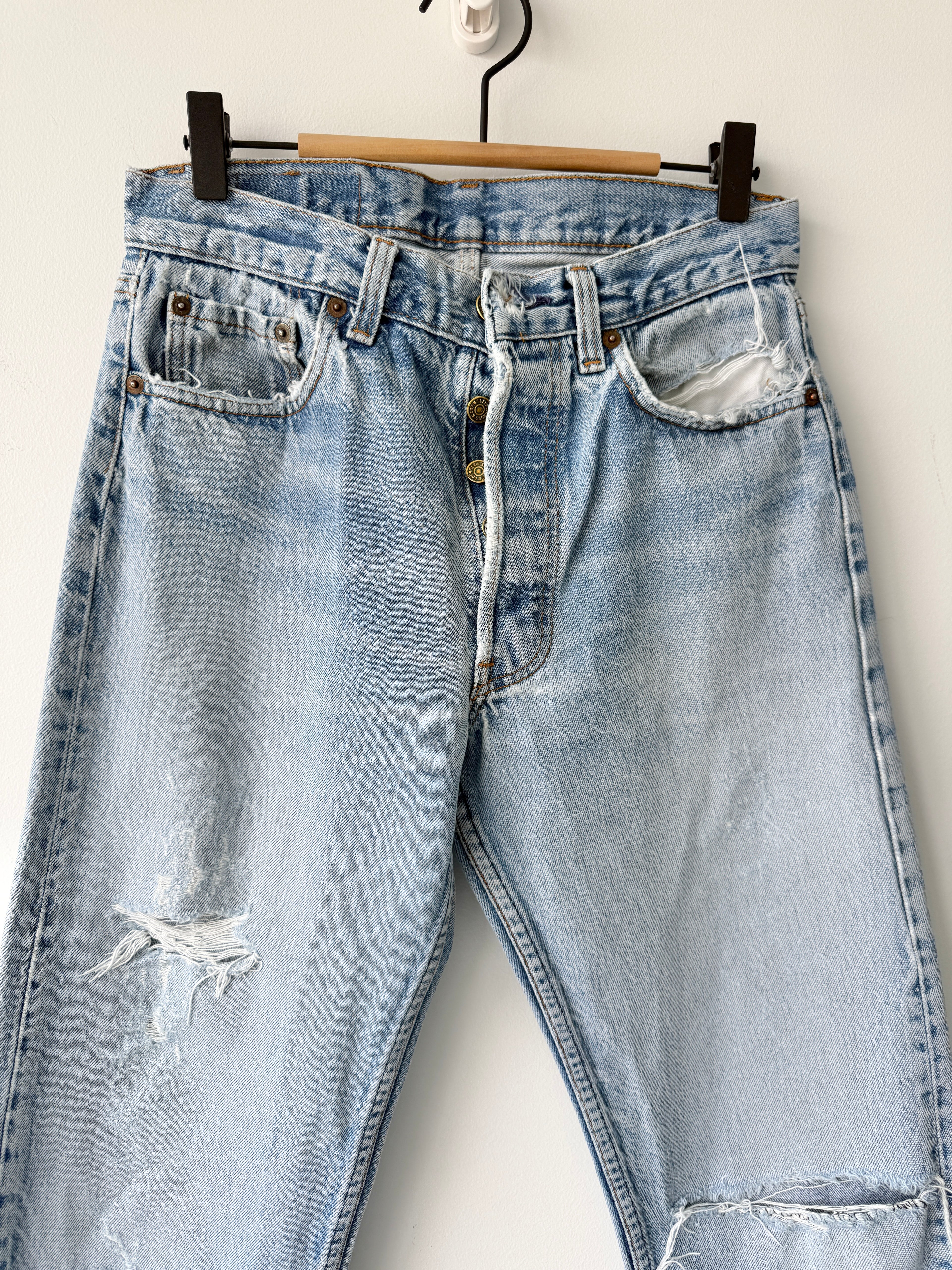 W28 L32 vintage Levis 501 27/28” measured medium light blue faded 80s USA Levi’s 501s golden buttons