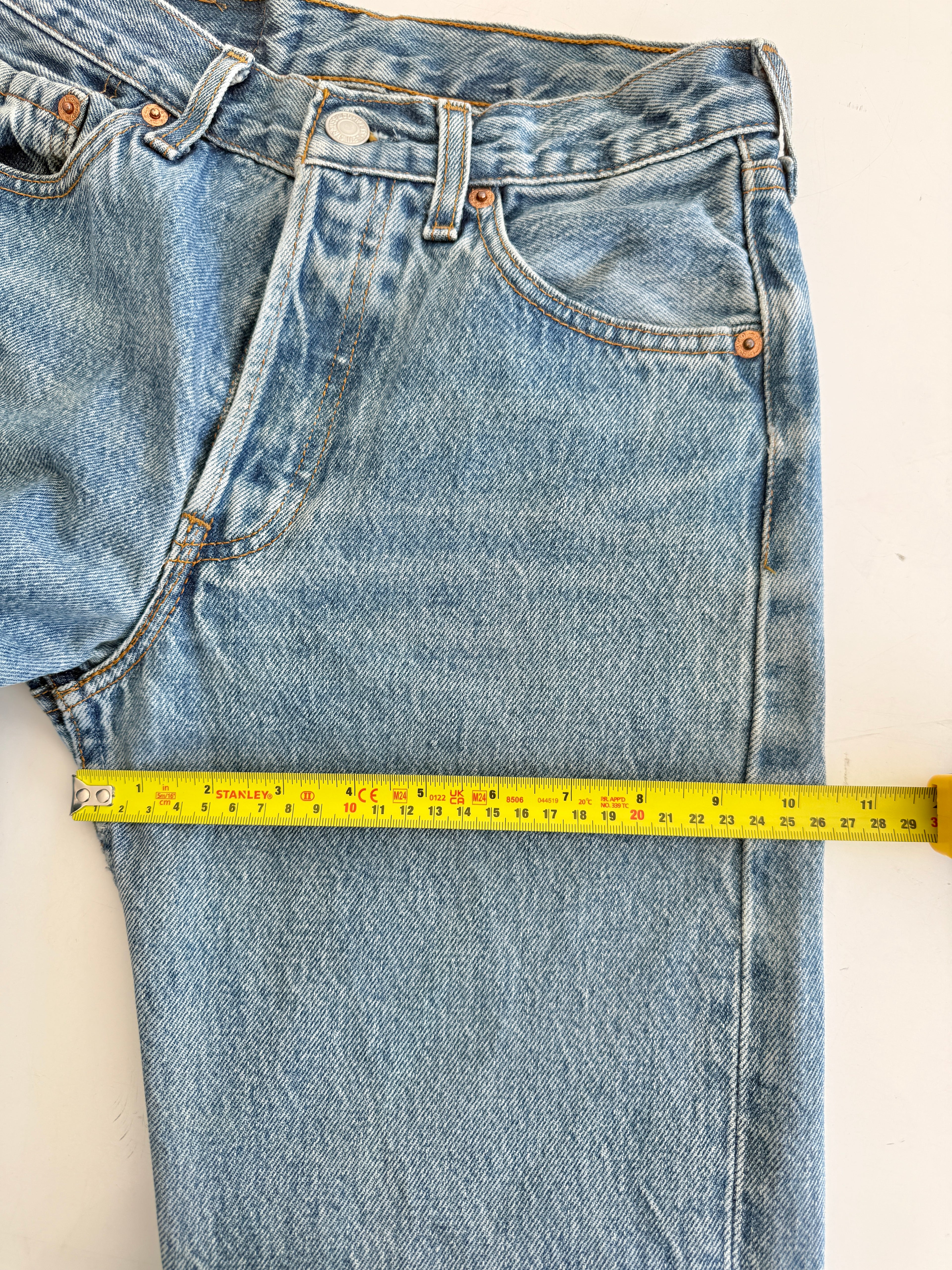 W25 L32 vintage Levis 501s 24/25” measured medium fade blue denim Levi’s 501s 90s