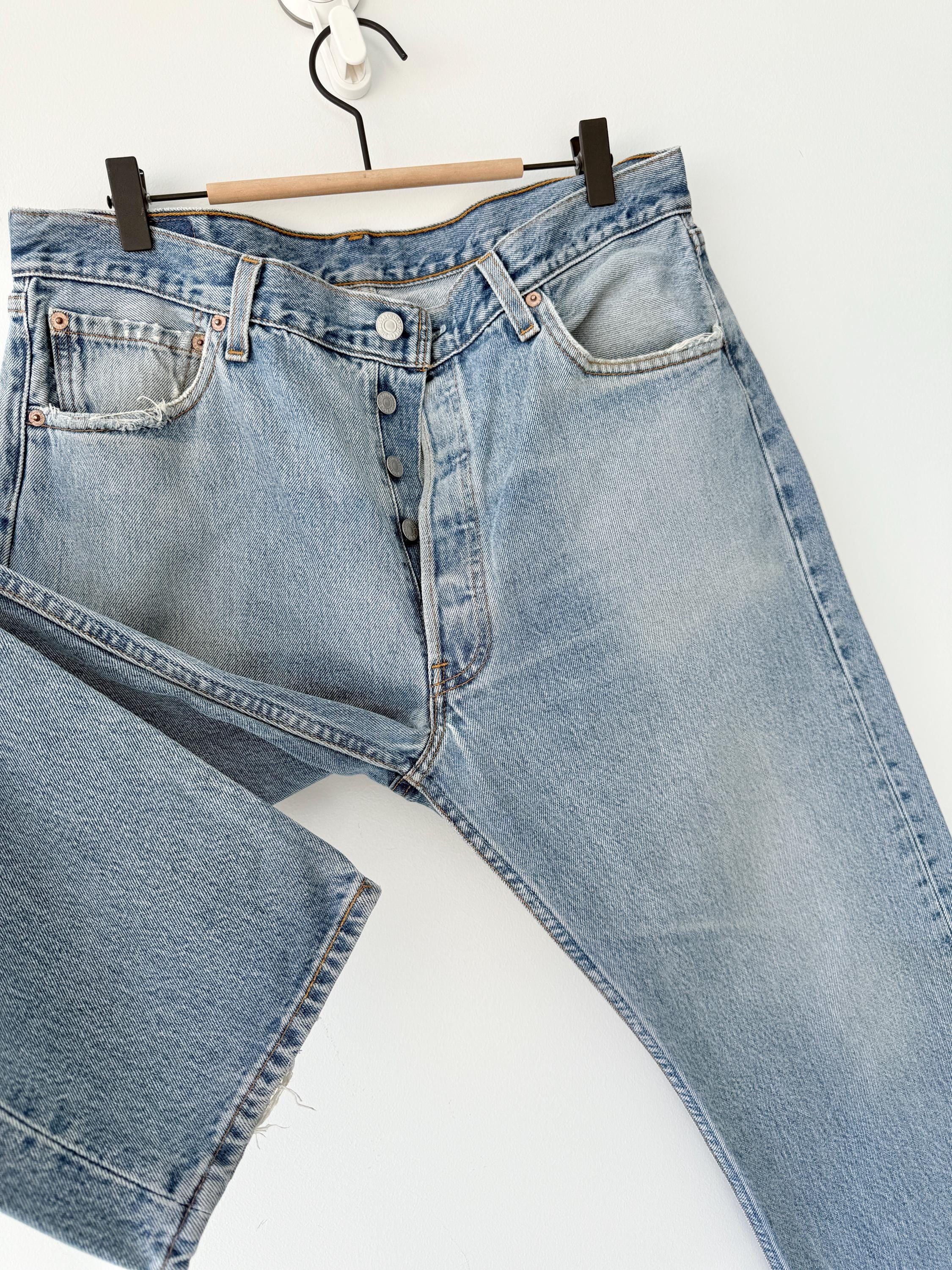 w33 L29 Levis 501 vintage medium blue 501s made in USA straight leg jeans 501 33” waist