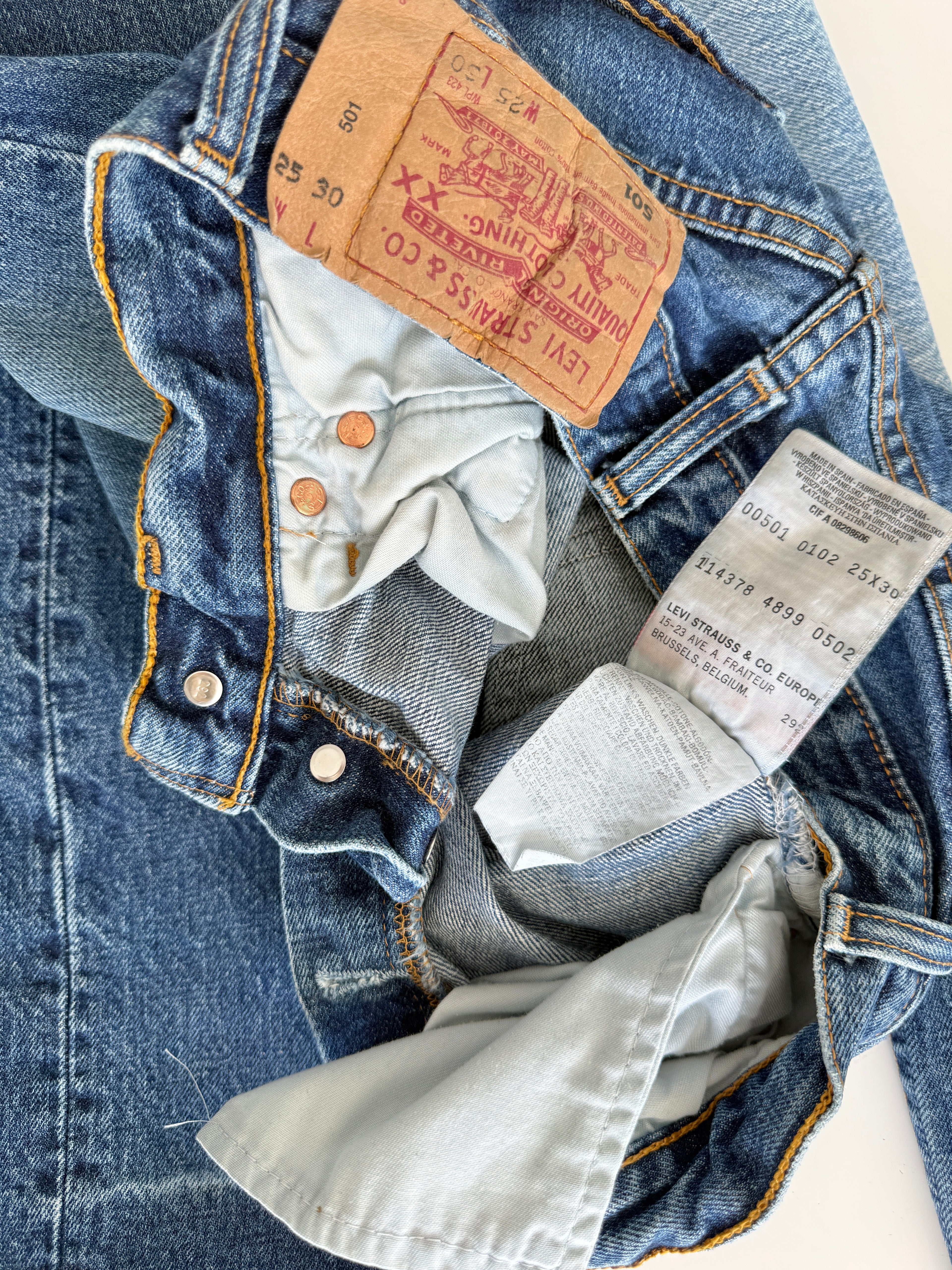 W24 L29 vintage Levis 501 23/24” measured waist faded dark blue 501s 90s denim