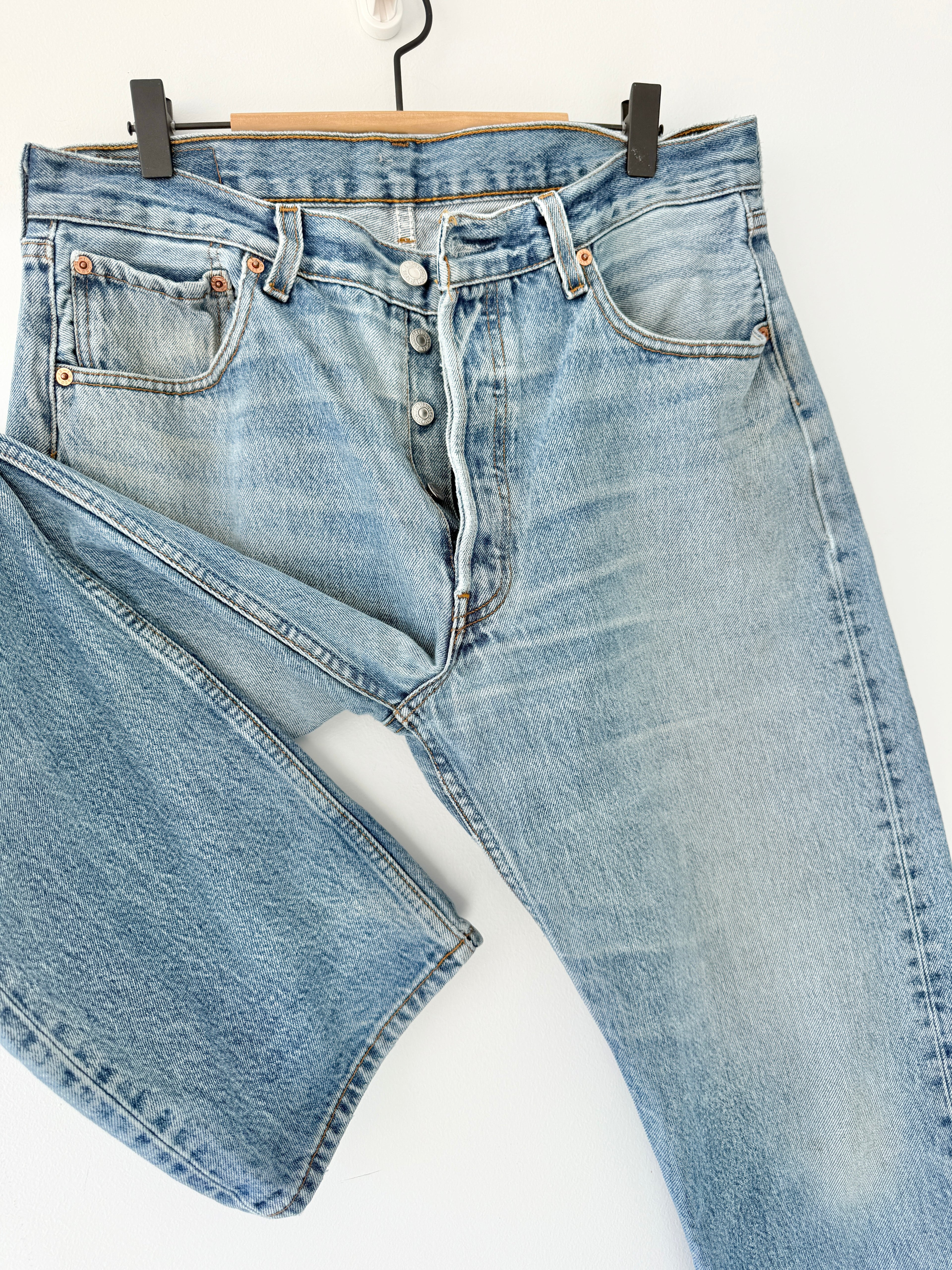 W32 L29 vintage Levis 501 31/32” measured medium blue denim Y2K Levi’s 501s wallet mark