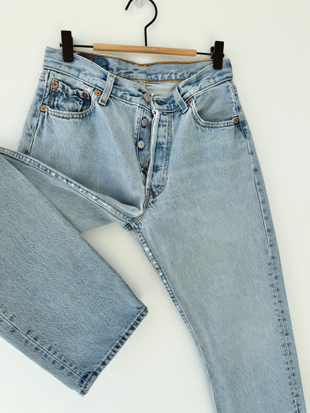 W27 L29 vintage Levis 501 27” measured waist light blue 501s 90s USA student fit denim