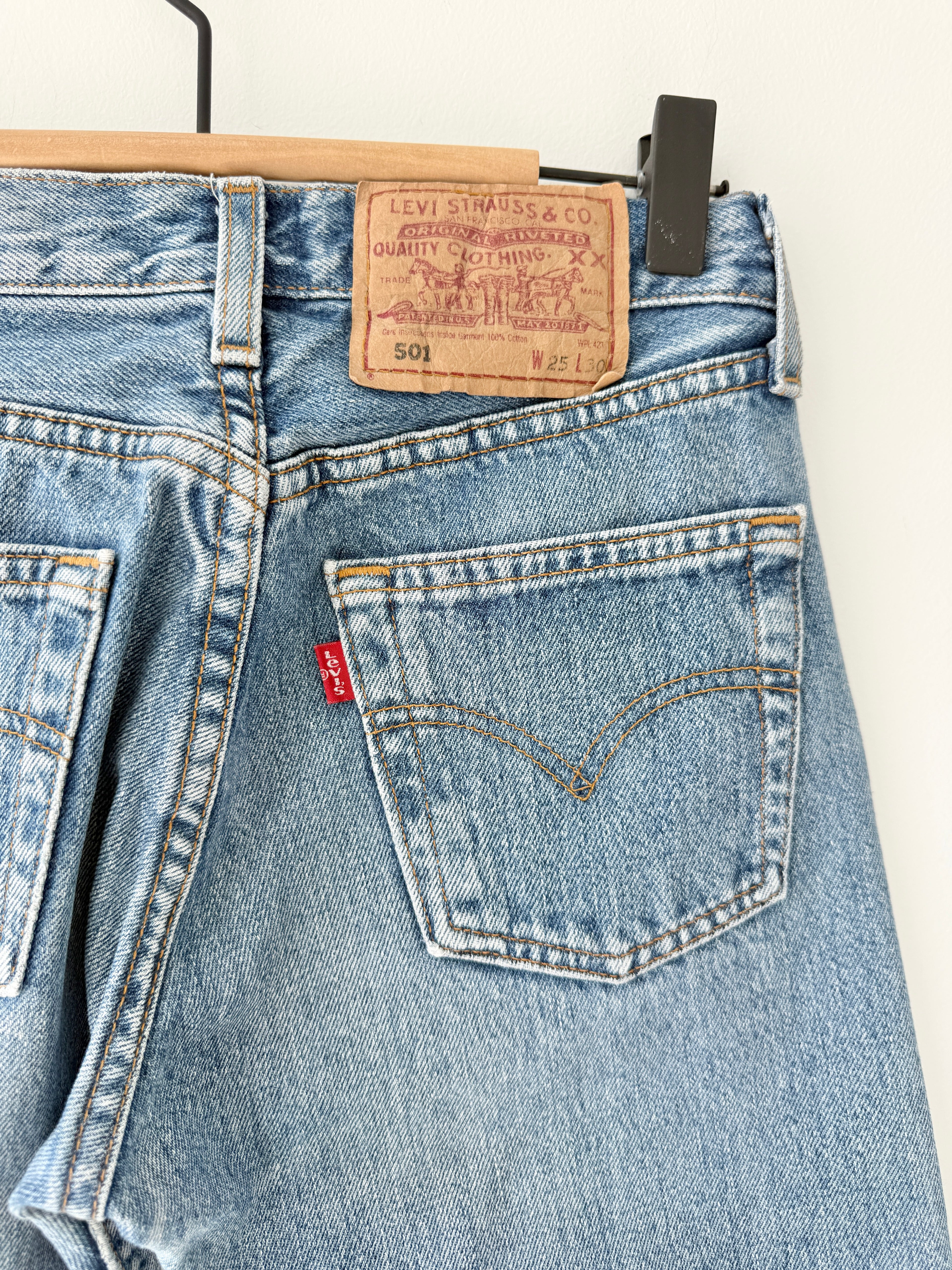 Softer W23 L29 vintage Levis 501 22/23” measured waist medium blue 90s 501s