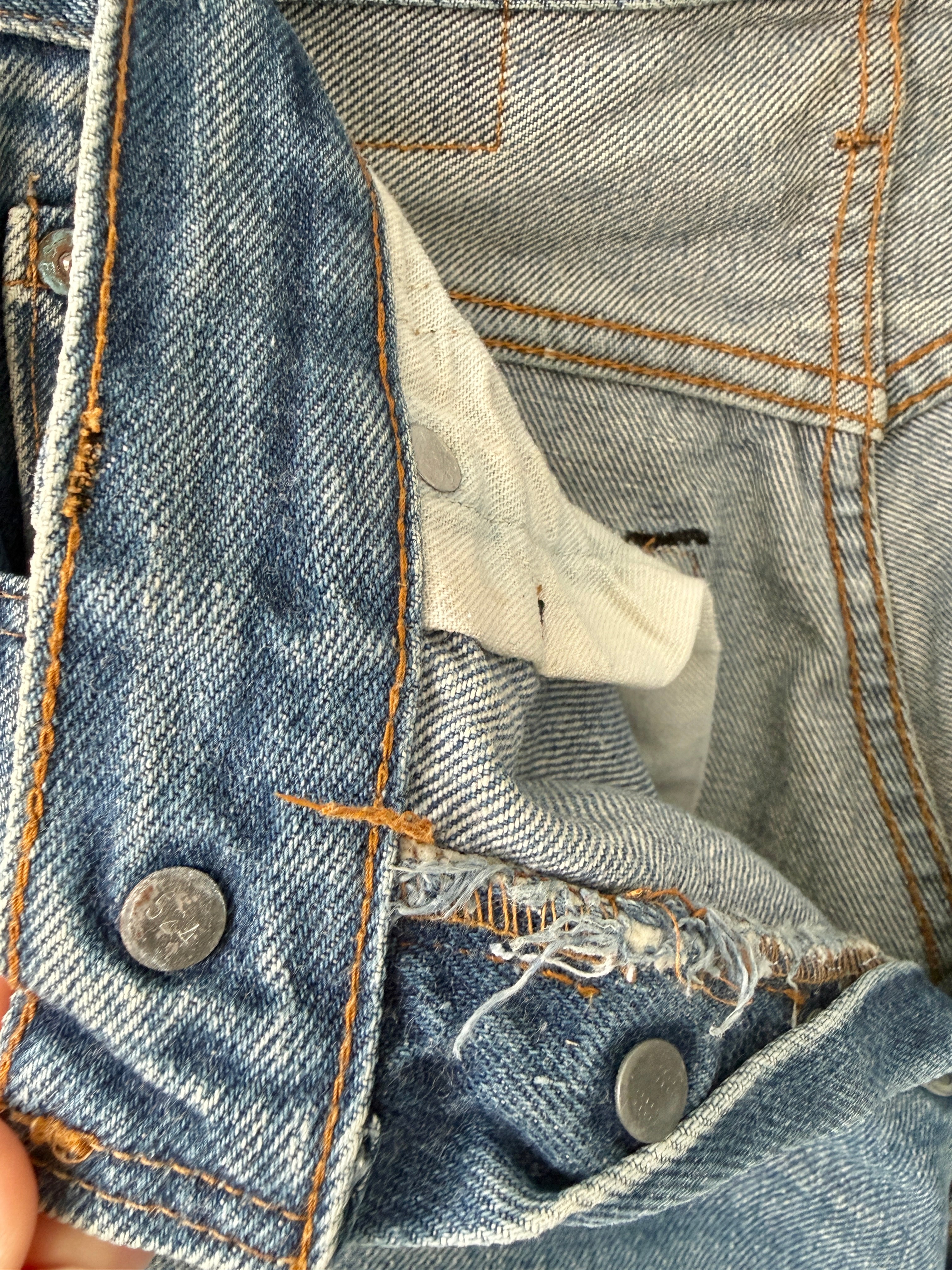 Selvedge W26 L34 vintage Levis 501 25/26” measured medium blue faded 80s USA Levi’s 501s