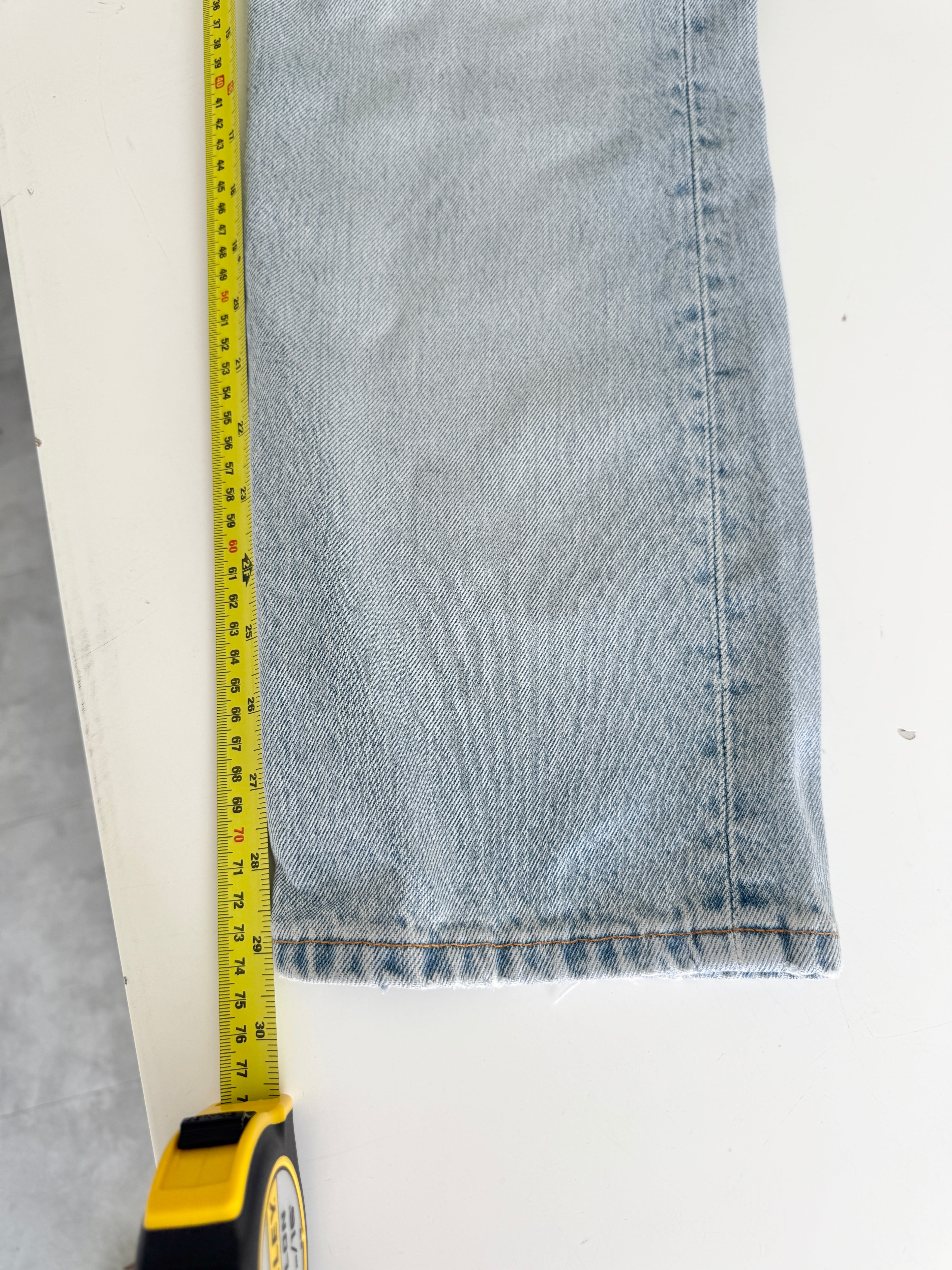 Distressed W28 L29 vintage Levis 501 27/28” measured light faded blue denim 90’s 501s USA student fit