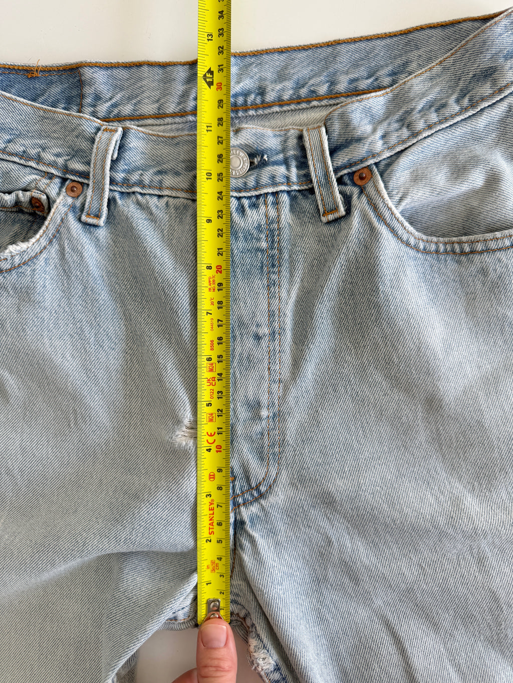 Distressed W28 L29 vintage Levis 501 27/28” measured light faded blue denim 90’s 501s USA student fit