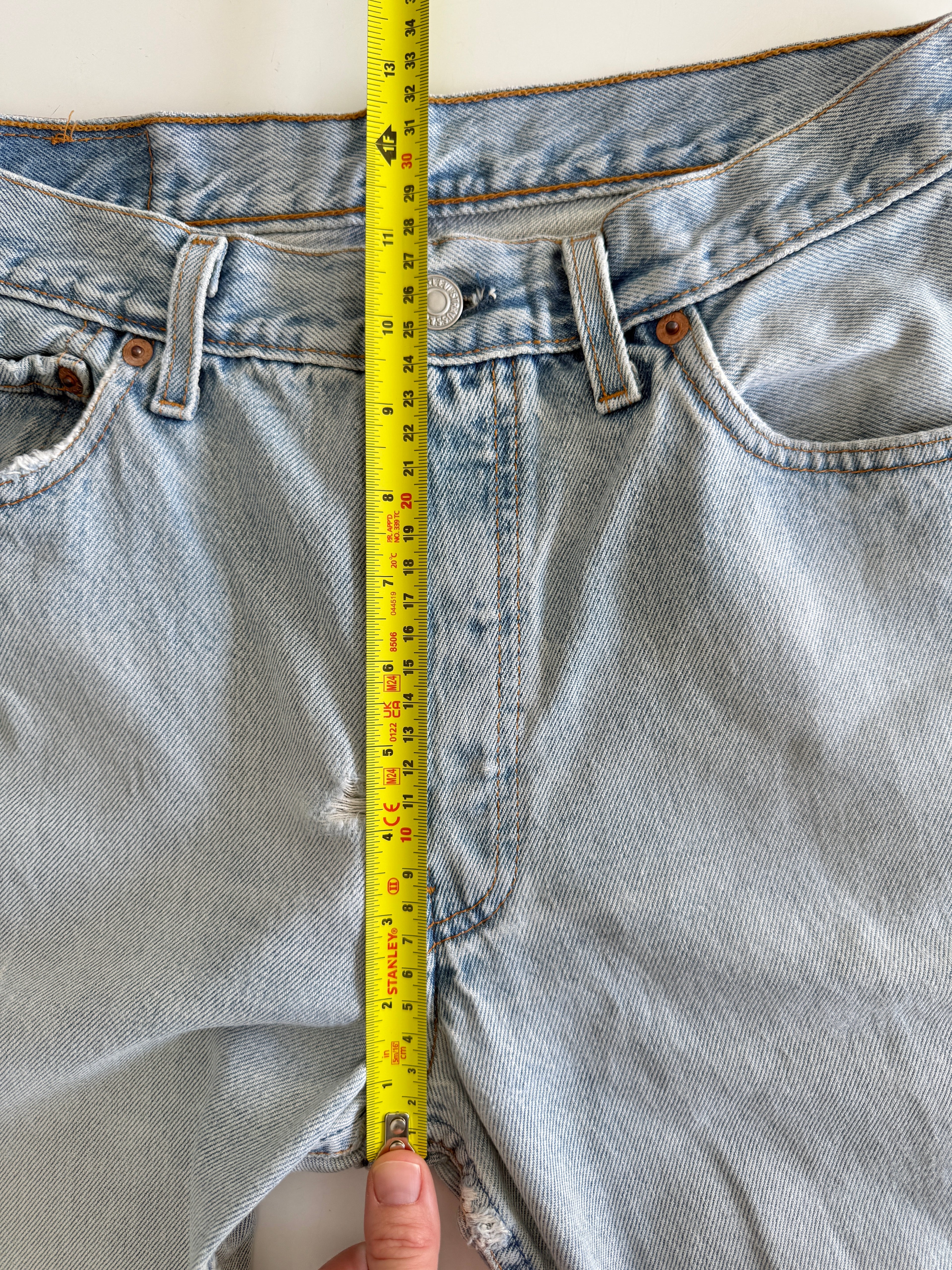 Distressed W28 L29 vintage Levis 501 27/28” measured light faded blue denim 90’s 501s USA student fit