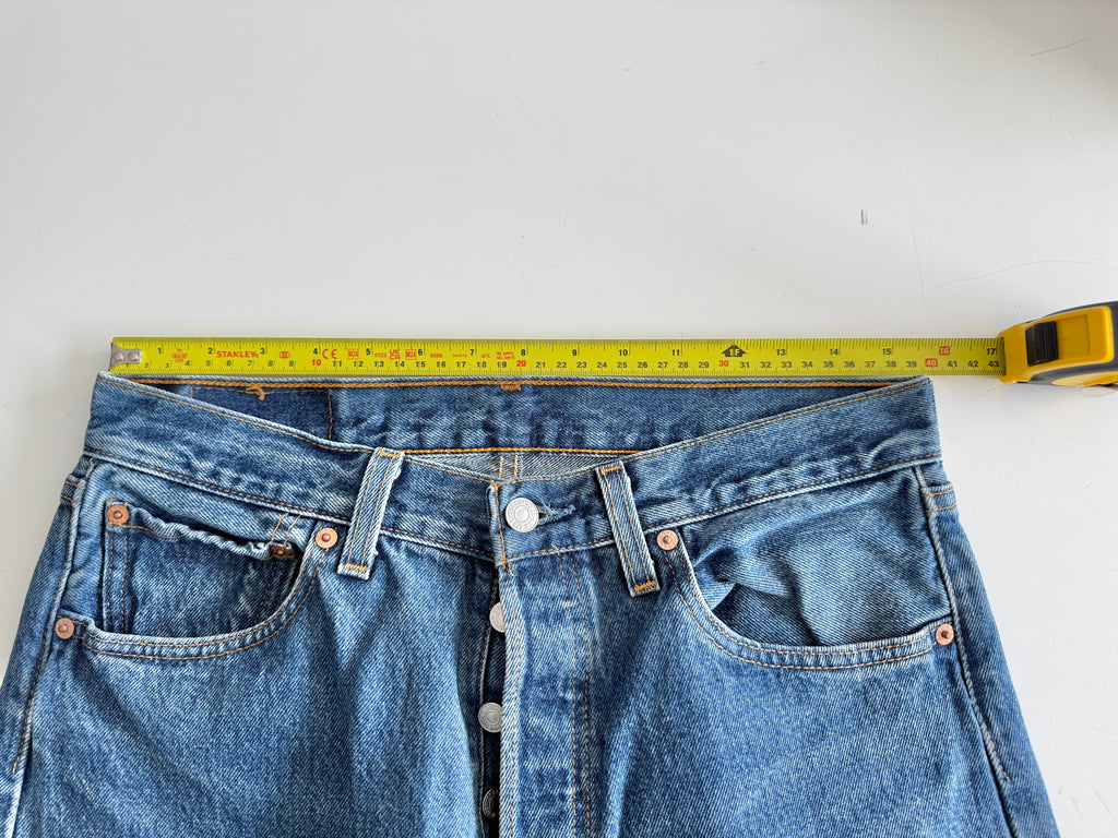 W31 L31 vintage Levis 501 30-31” measured dark blue made in 90s USA