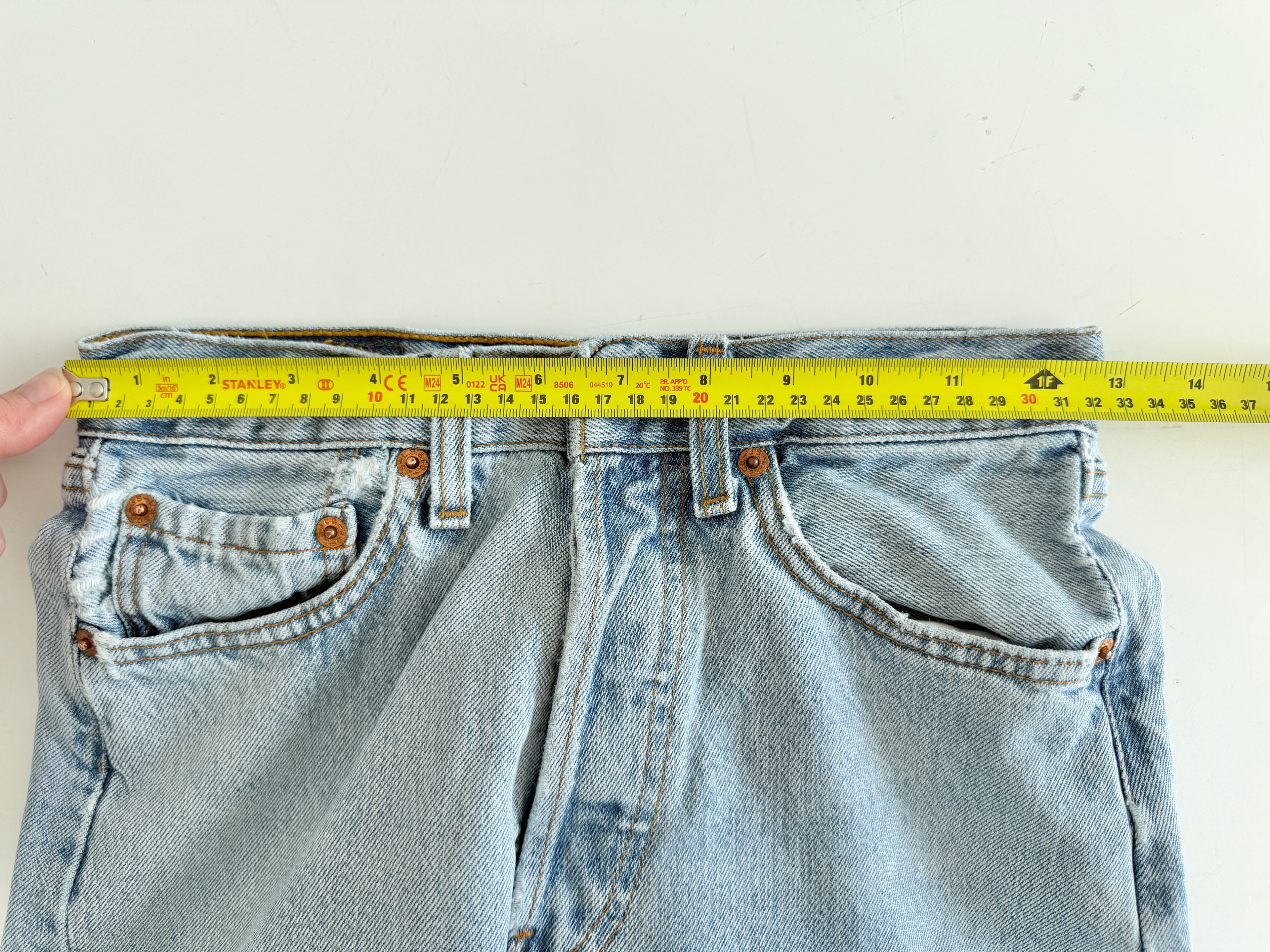 W25 L31 vintage Levis 501 24/25” measured waist light blue 90s 501s