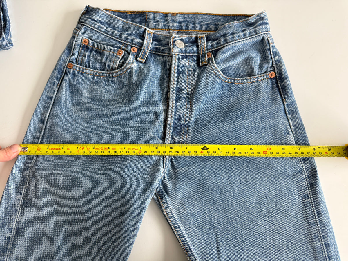 W25 L29 vintage Levis 501s 24/25” measured medium blue fade denim 90s 501s