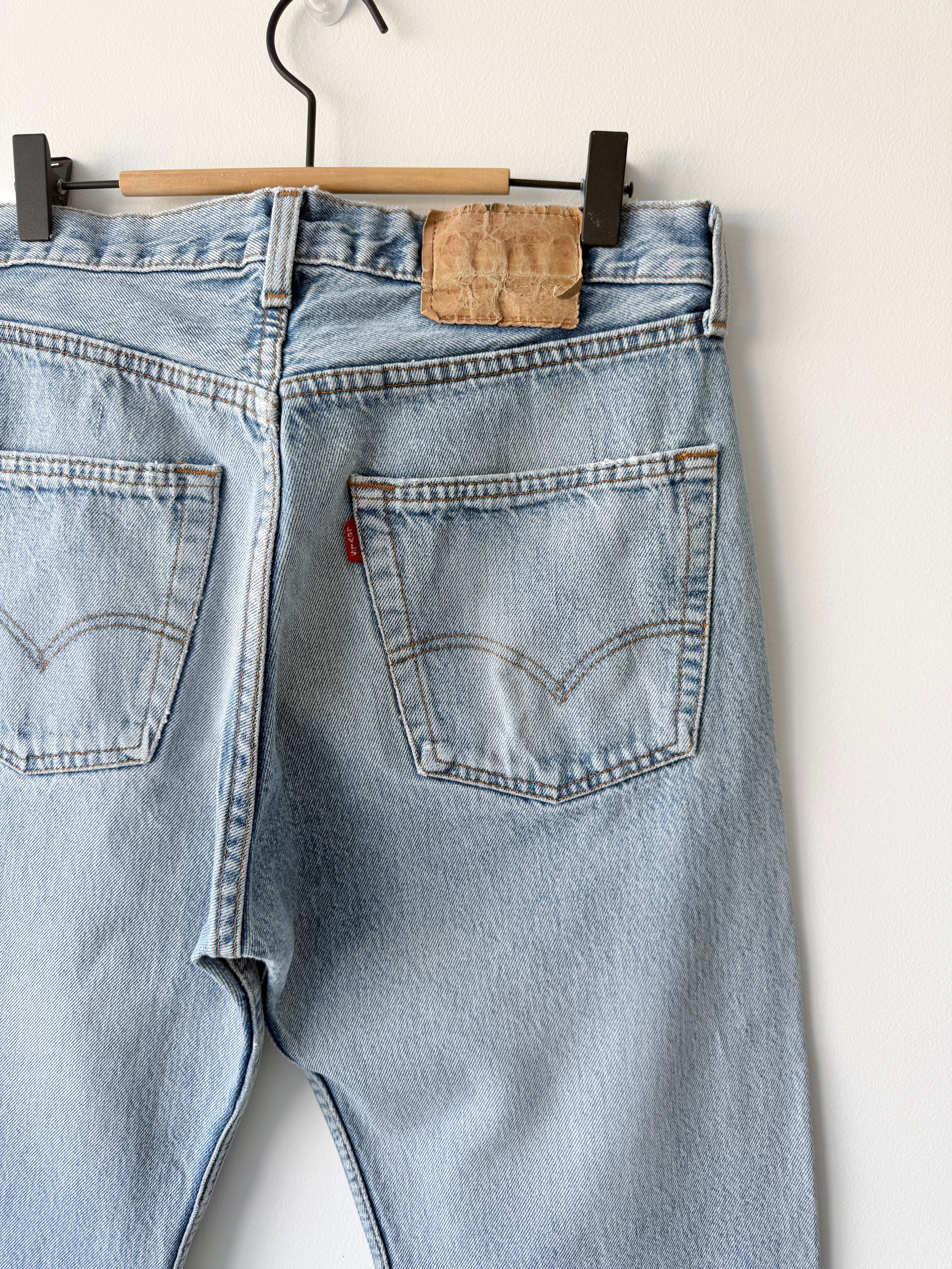W31 L30 vintage Levis 501 30/31” measured waist light blue 501s made in 80s
