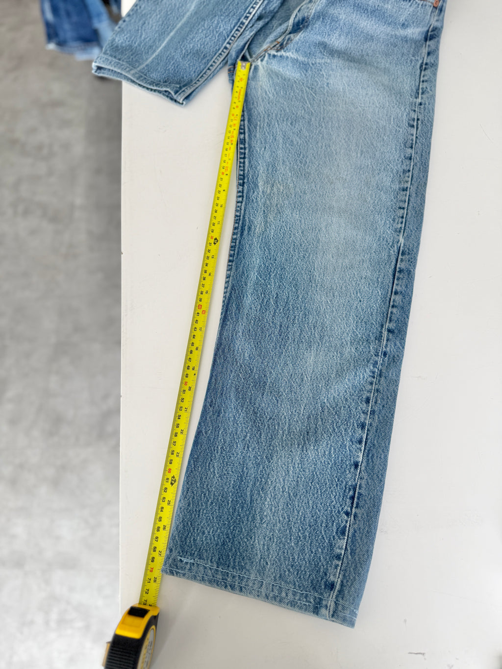 W32 L27 vintage Levis 501 31/32” measured unique faded blue denim 90s USA Levi’s 501s