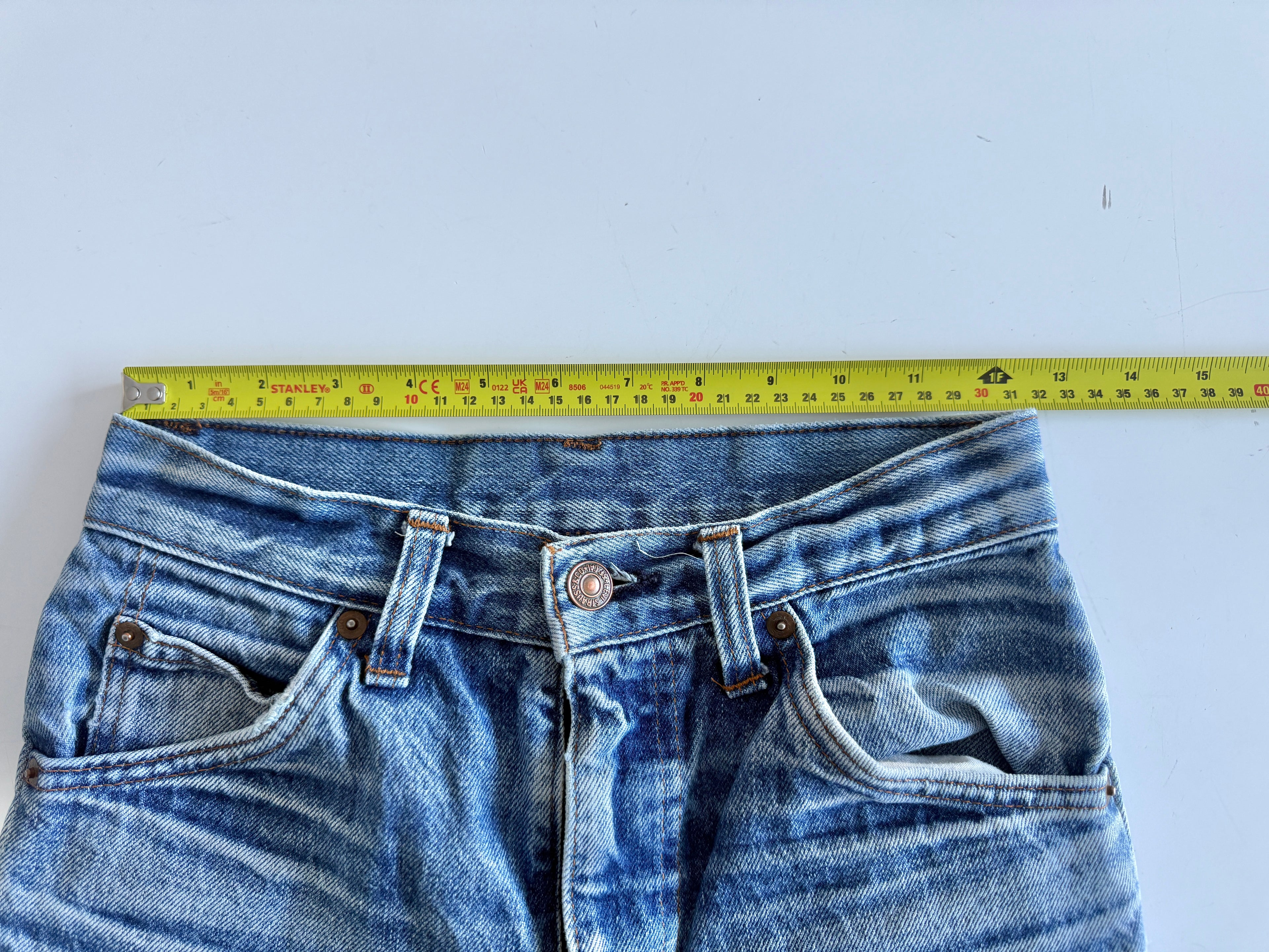 W24 L26 vintage Levis 24/25” measured whiskers denim medium faded blue 70s/80’s levi’s