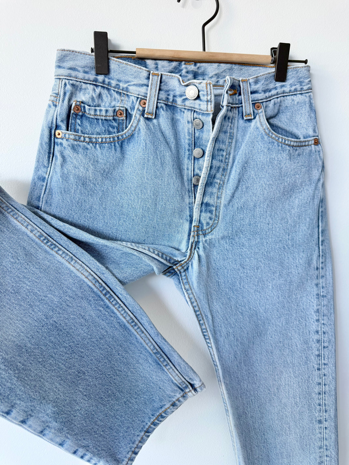 W27 L29 vintage Levis 501 light blue faded 26/27” measured waist 90s USA levis 501s slim hips