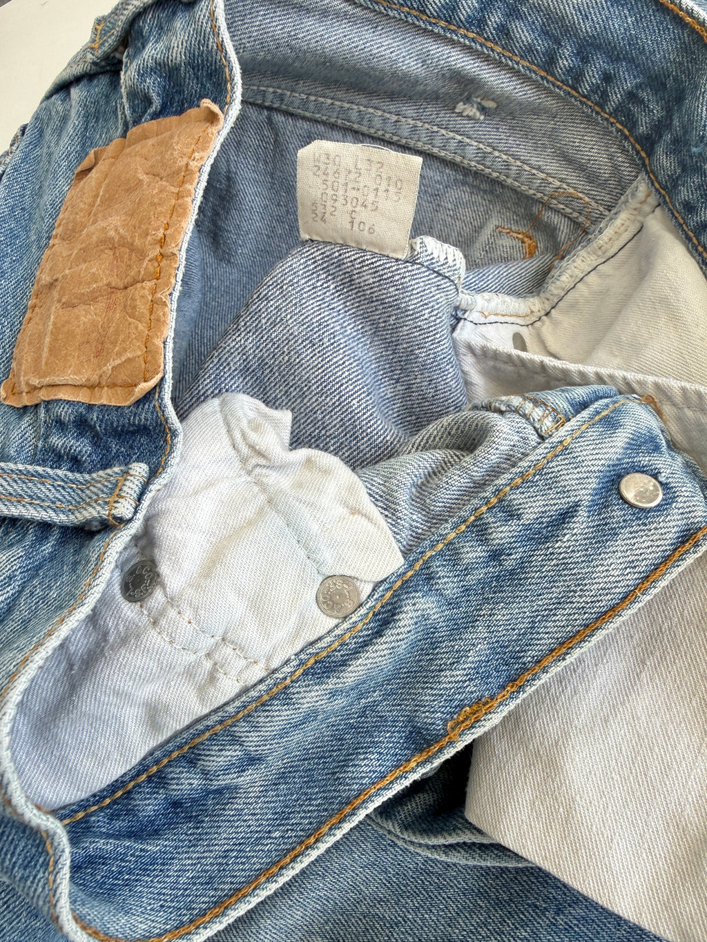 W28 L26 vintage Levis 501 26/28” measured medium faded blue denim 80s Levi’s USA 501s