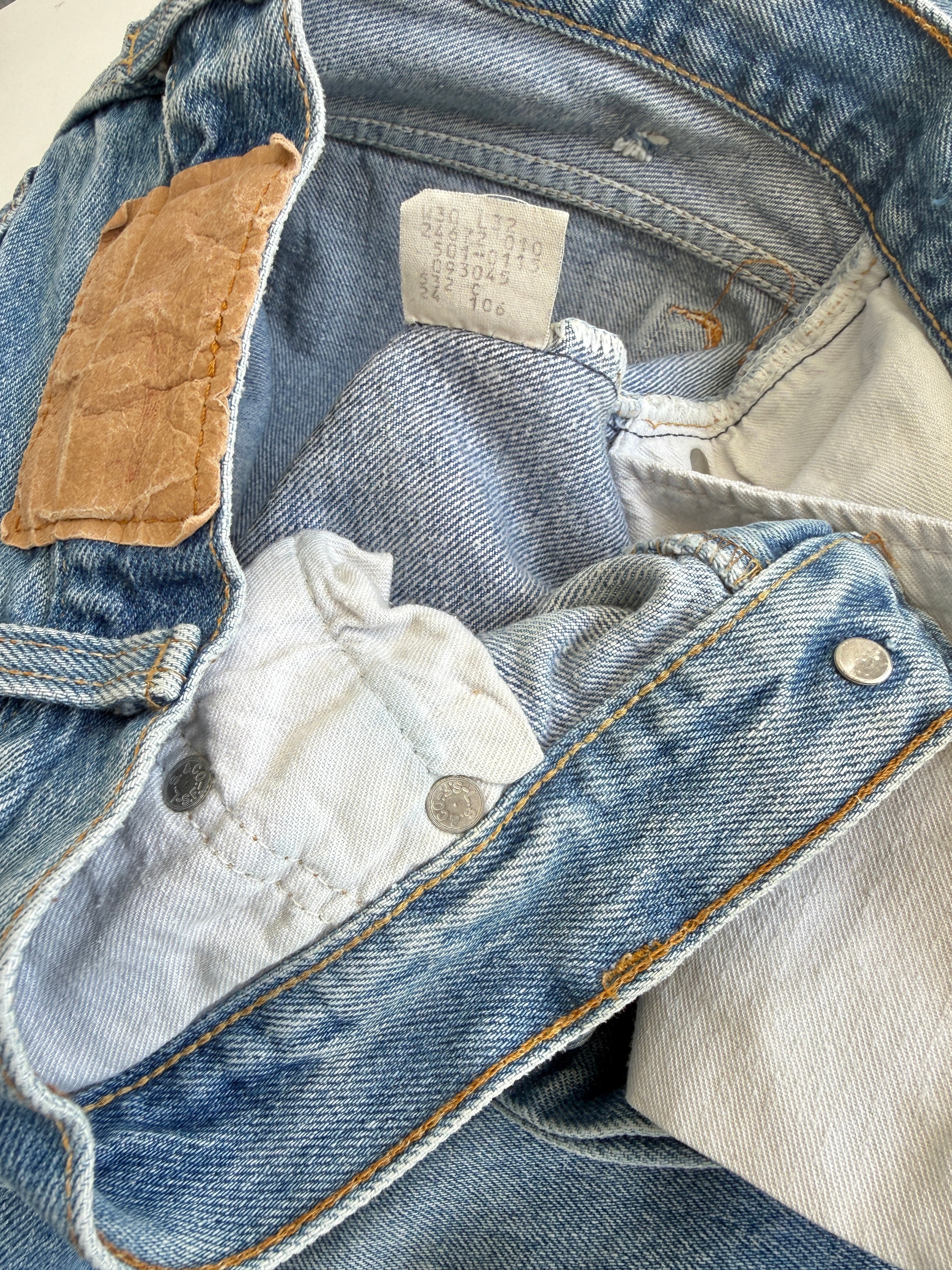 W28 L26 vintage Levis 501 26/28” measured medium faded blue denim 80s Levi’s USA 501s