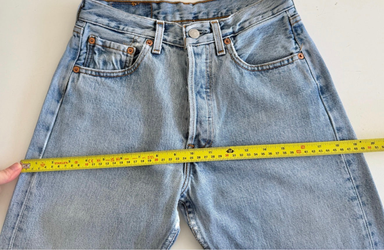 W25 L31 vintage Levis 501 24-25” measured light blue made in 90s -Stephanie