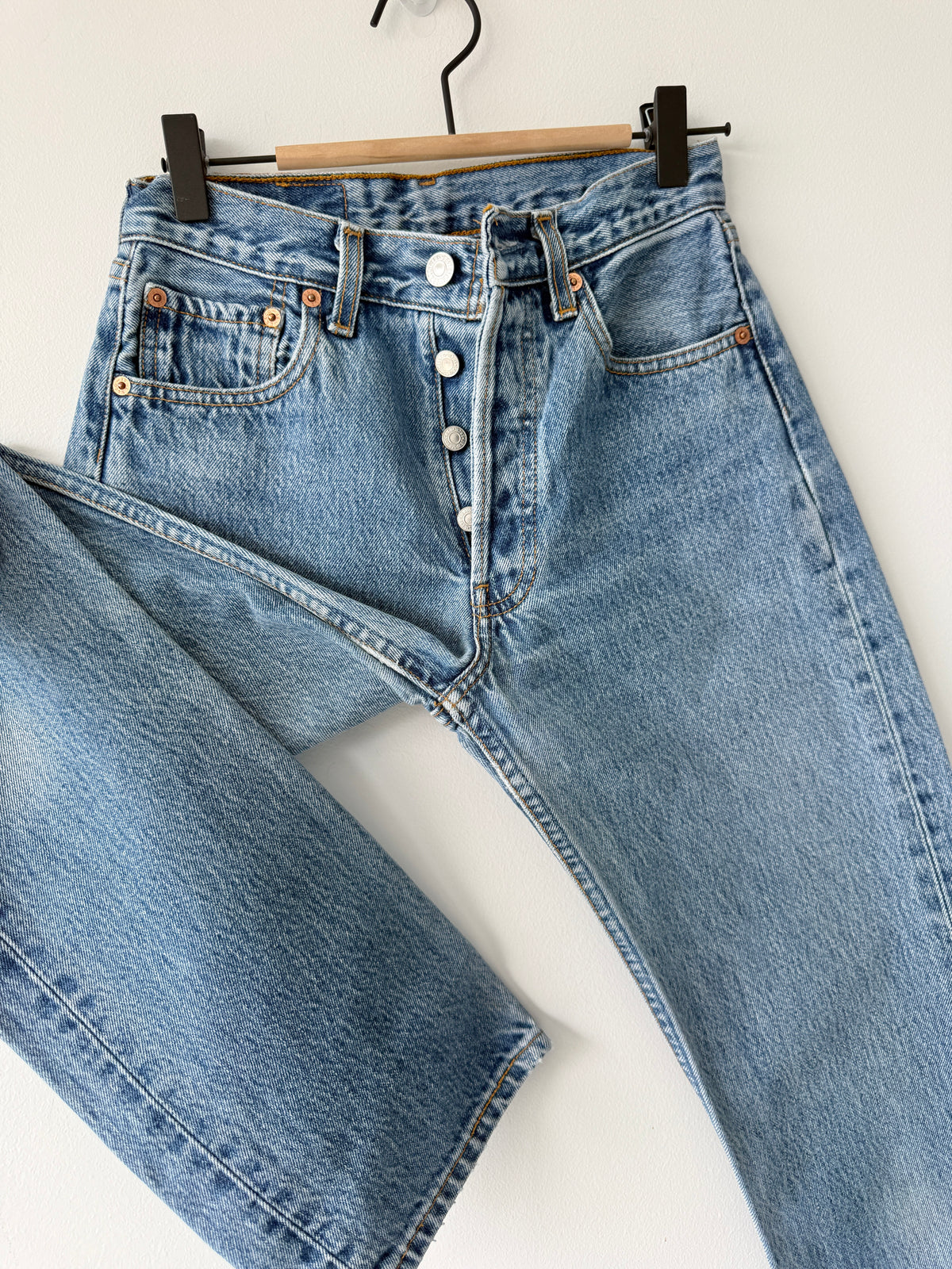 W25 L29 vintage Levis 501s 24/25” measured medium blue fade denim 90s 501s