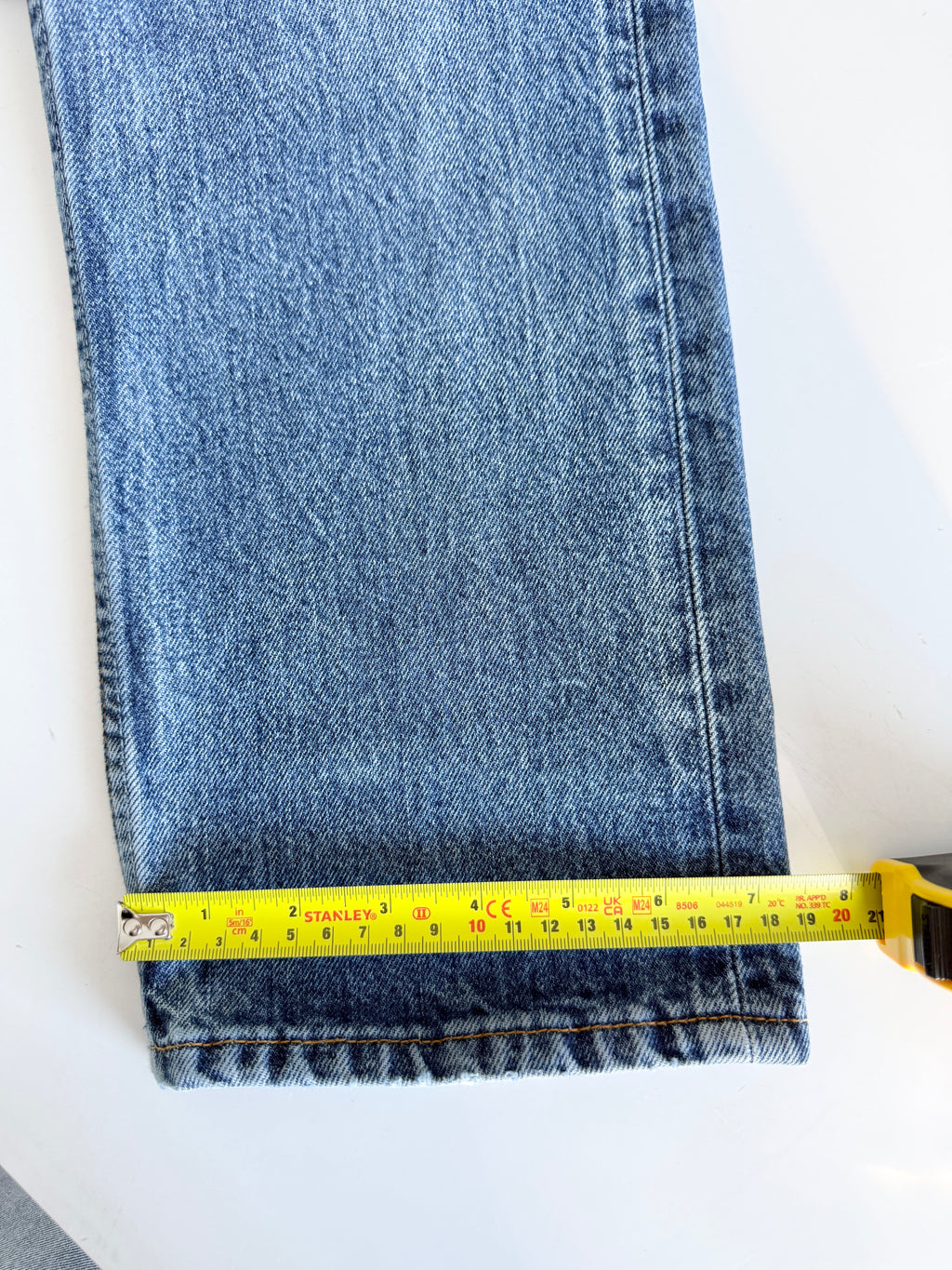 W27 L33 vintage Levis 501 27” measured medium blue denim 90s 501s