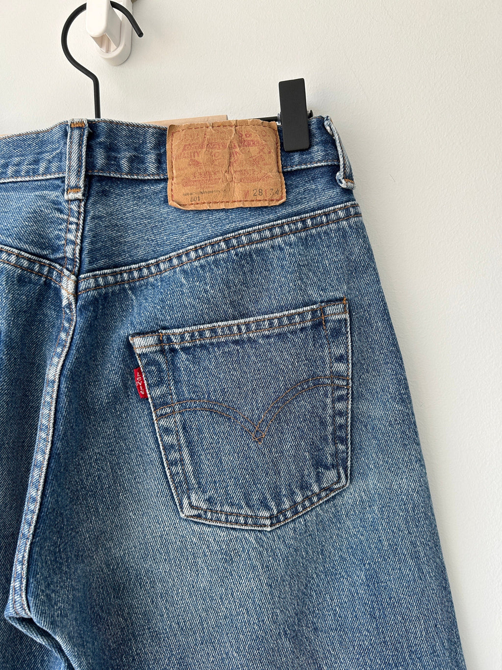 Levis 501 vintage w25 L27 Levi’s faded dark blue made in 80s straight leg 501 vintage Levi’s 501