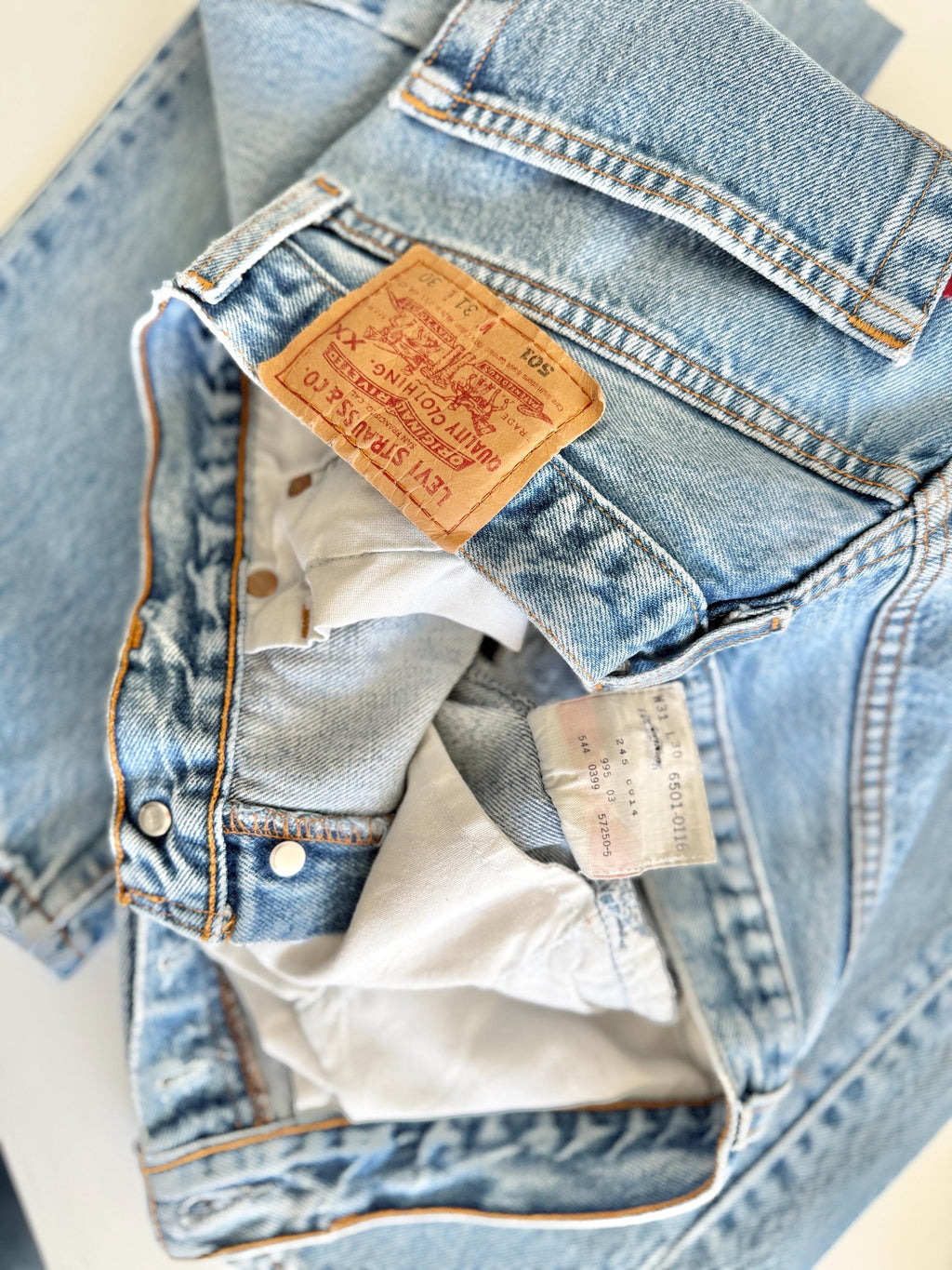 W29 L30 vintage Levis 501 28-29” measured medium blue made in USA 90s for women tag