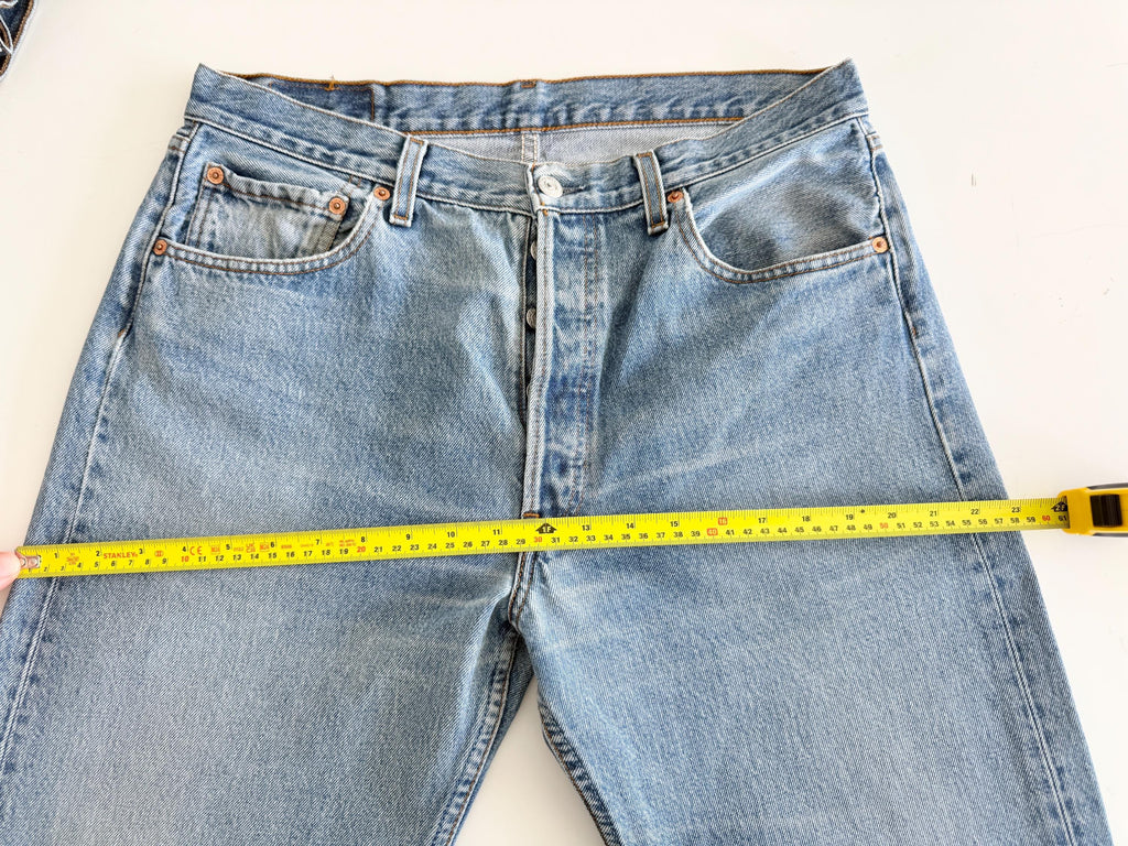 W33 L33 vintage Levis 501 32-33” measured waist medium faded lines blue made in y2k