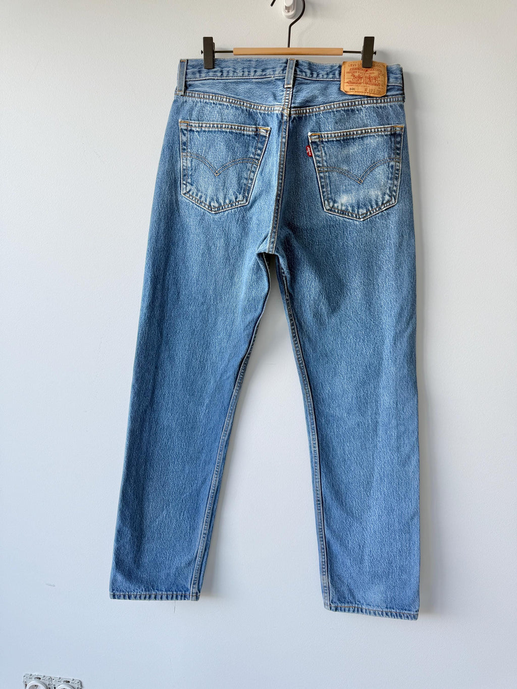 W31 L31 vintage Levis 501 30-31” measured dark Blue faded wallet mark made in y2k