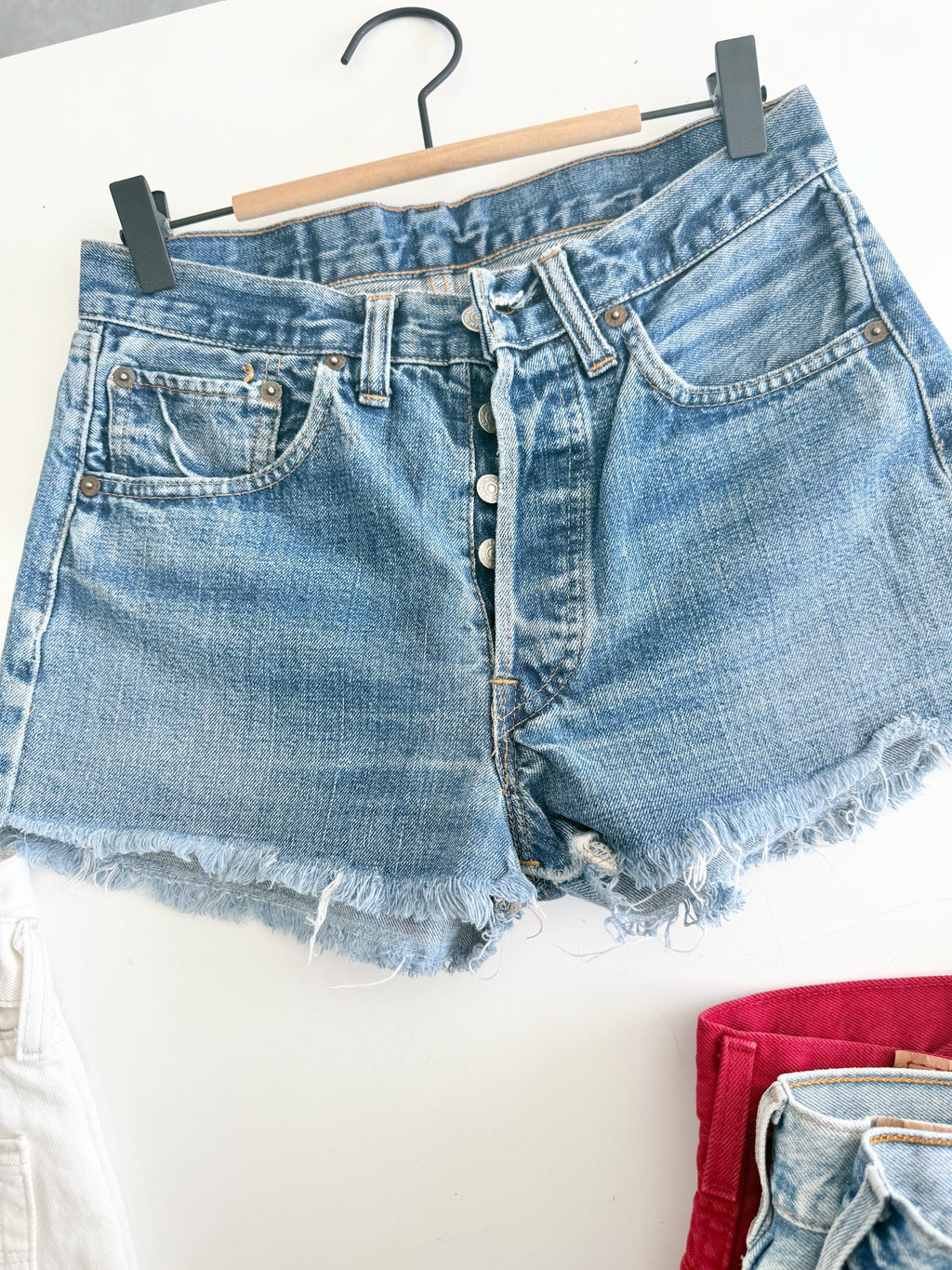 W27 selvedge Levis 501 vintage shorts 26-28” measured waist medium faded blue made in USA 70/80s