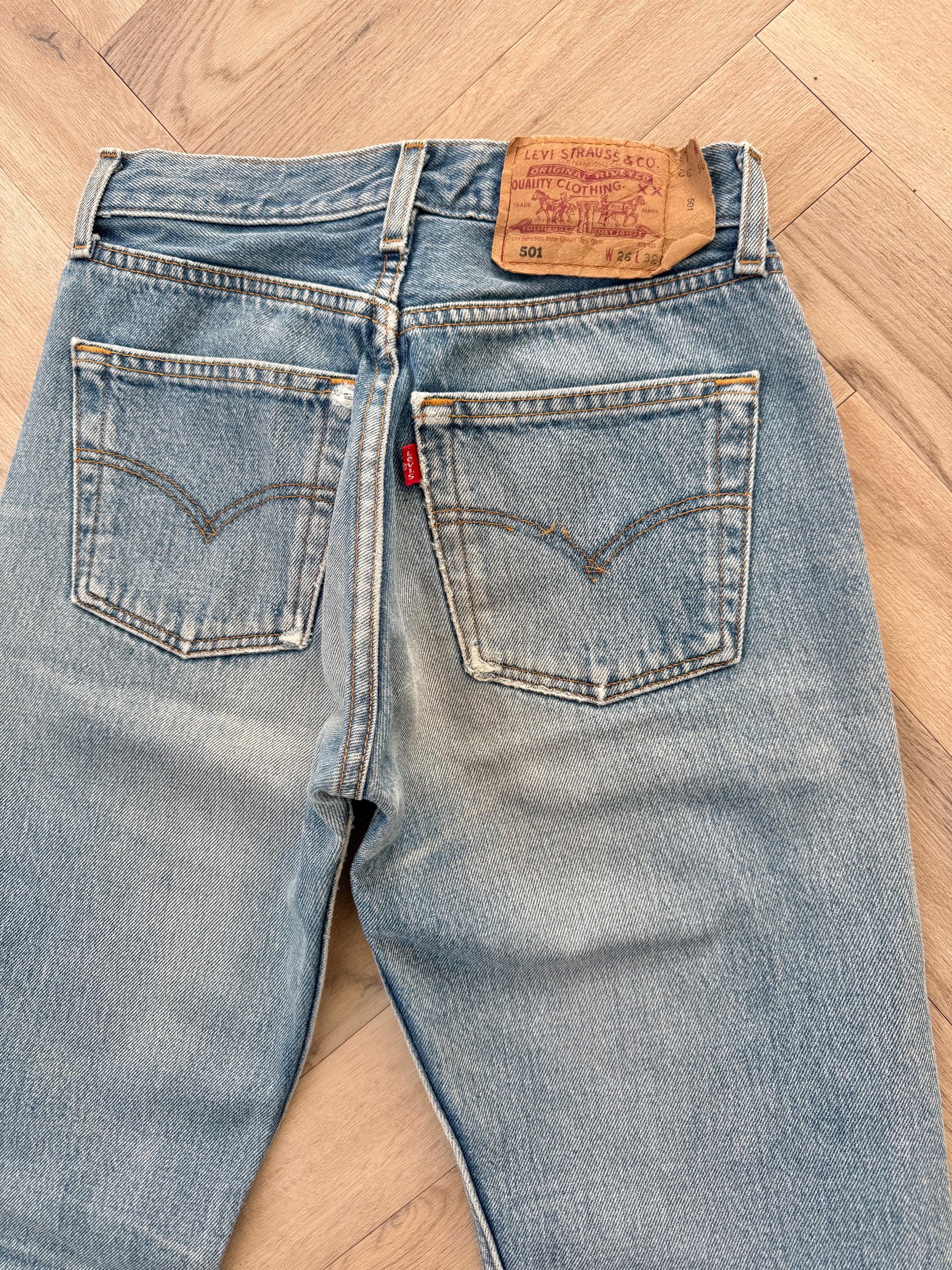 W25 L31 vintage Levis 501 24-25” measured medium blue made in 90s
