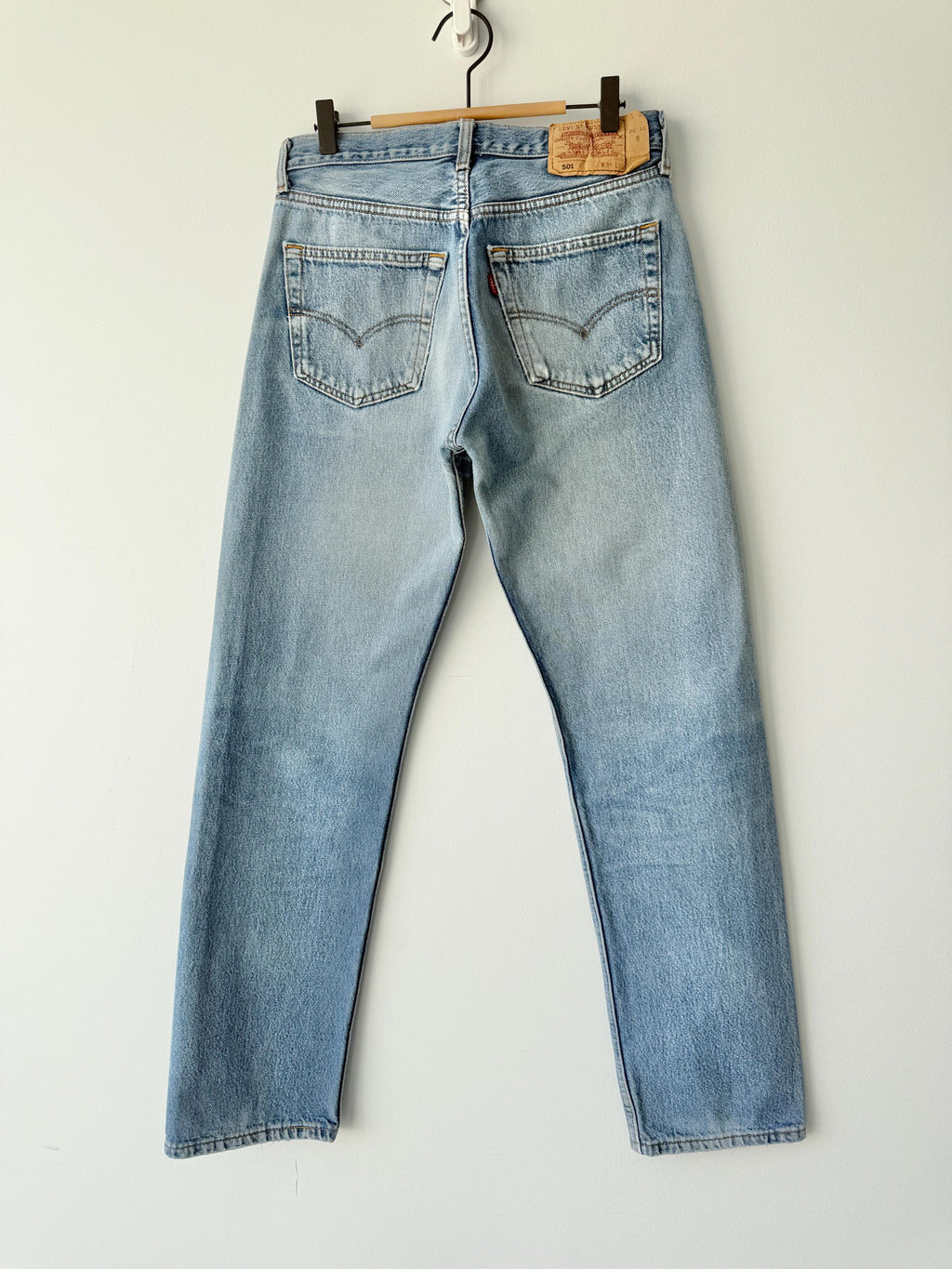 W29 L30 vintage Levis 501 28-29” measured waist faded medium blue made in y2k