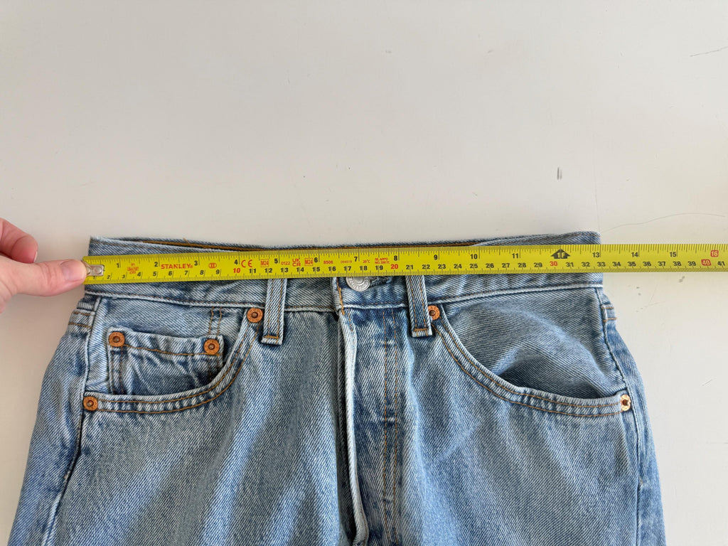 W25 L30 vintage Levis 501 25” measured waist medium blue made in 90s
