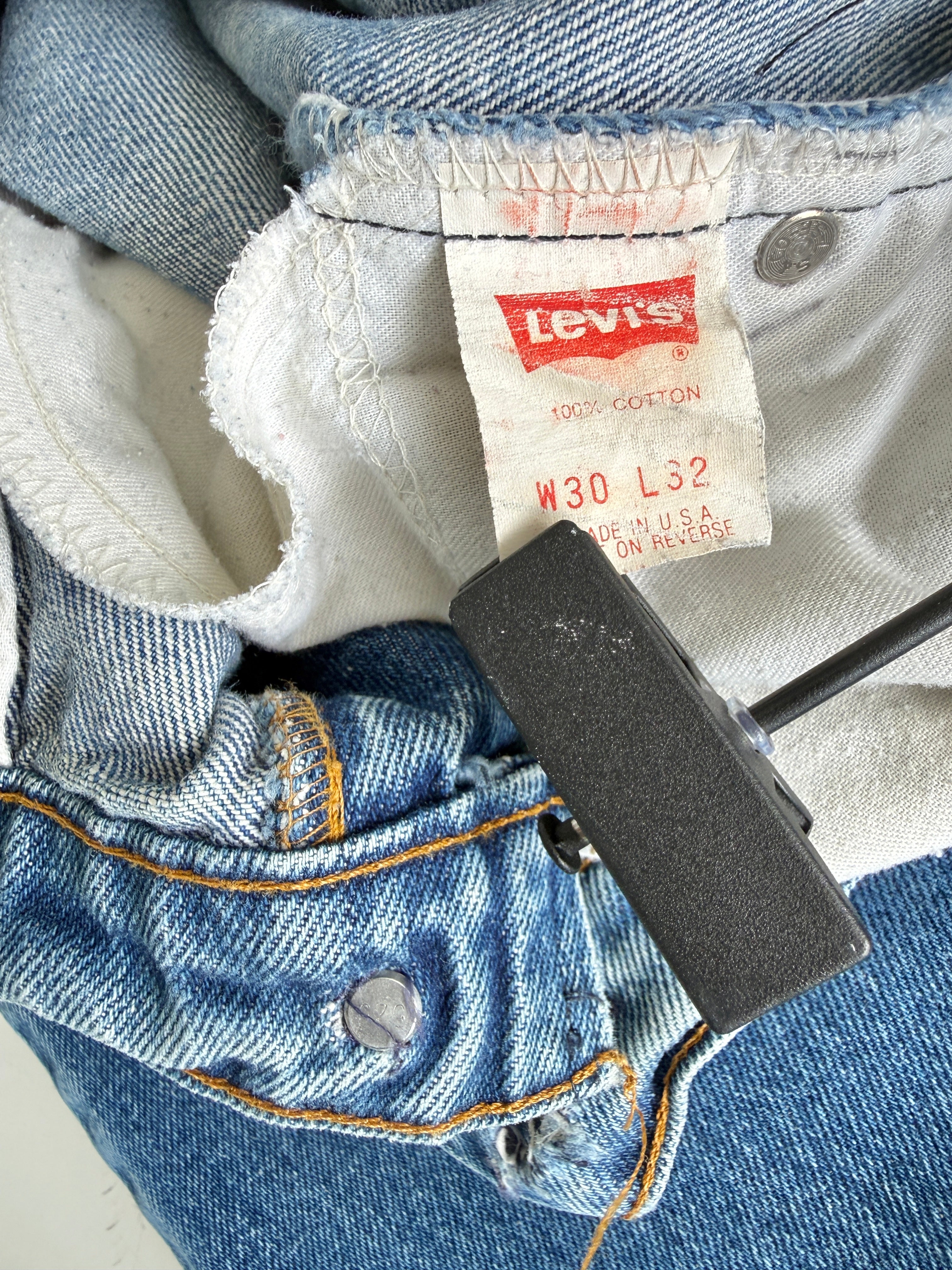 Soft W29 L31 vintage Levis 520 28/29” measured waist dark faded 520s 90s USA denim orange tab