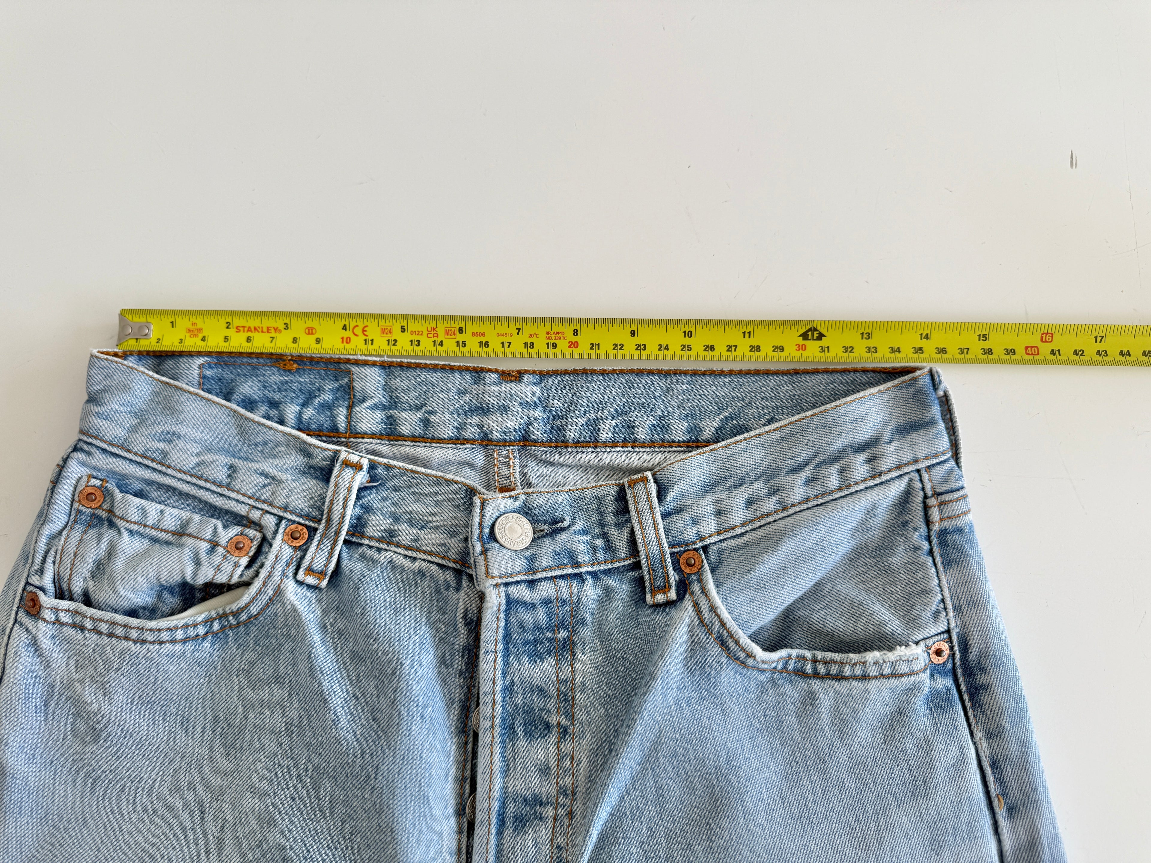 W28 L33 vintage Levis 501 27-28” measured light faded blue made in 90s