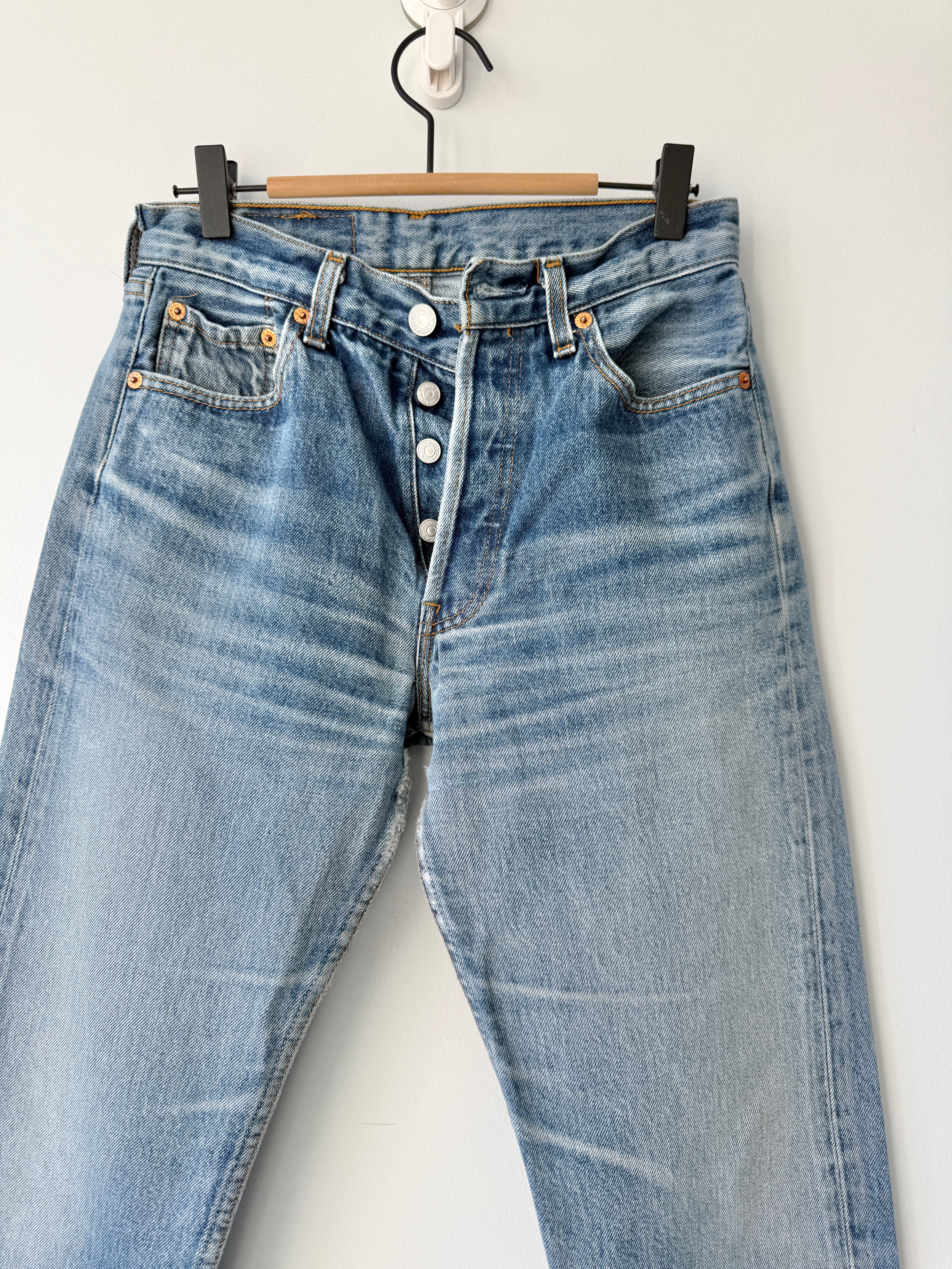W27 L29 vintage Levis 501 26/27” measured medium faded blue denim 90’s 501s