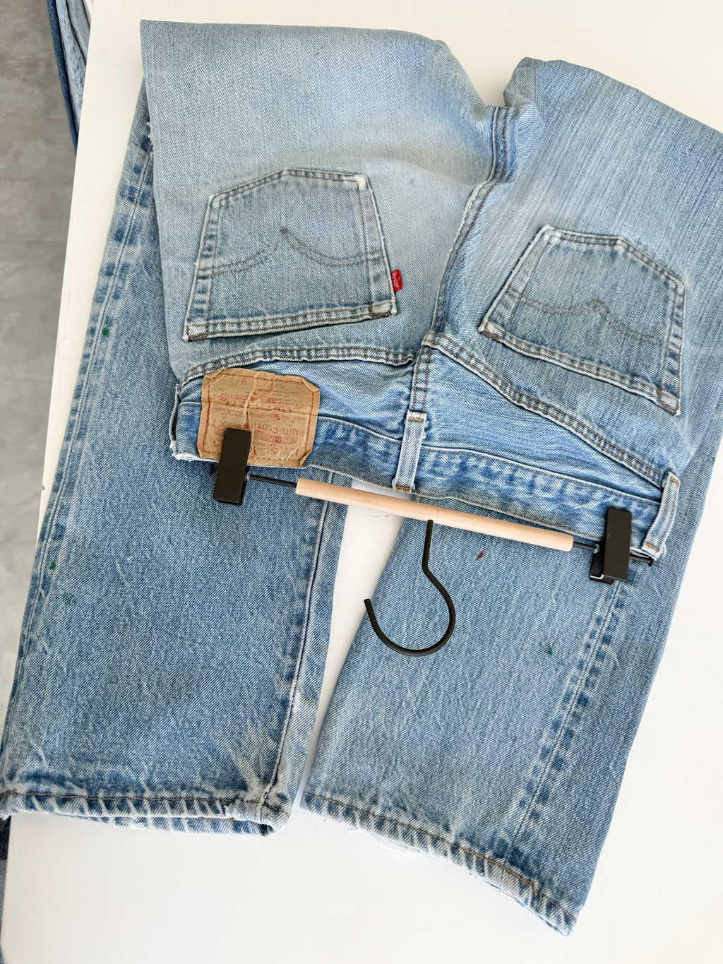 Selvedge W27 L30 vintage Levis 501 26-27”measured medium blue 80s USA 501 selvedge distressed & paint 501s