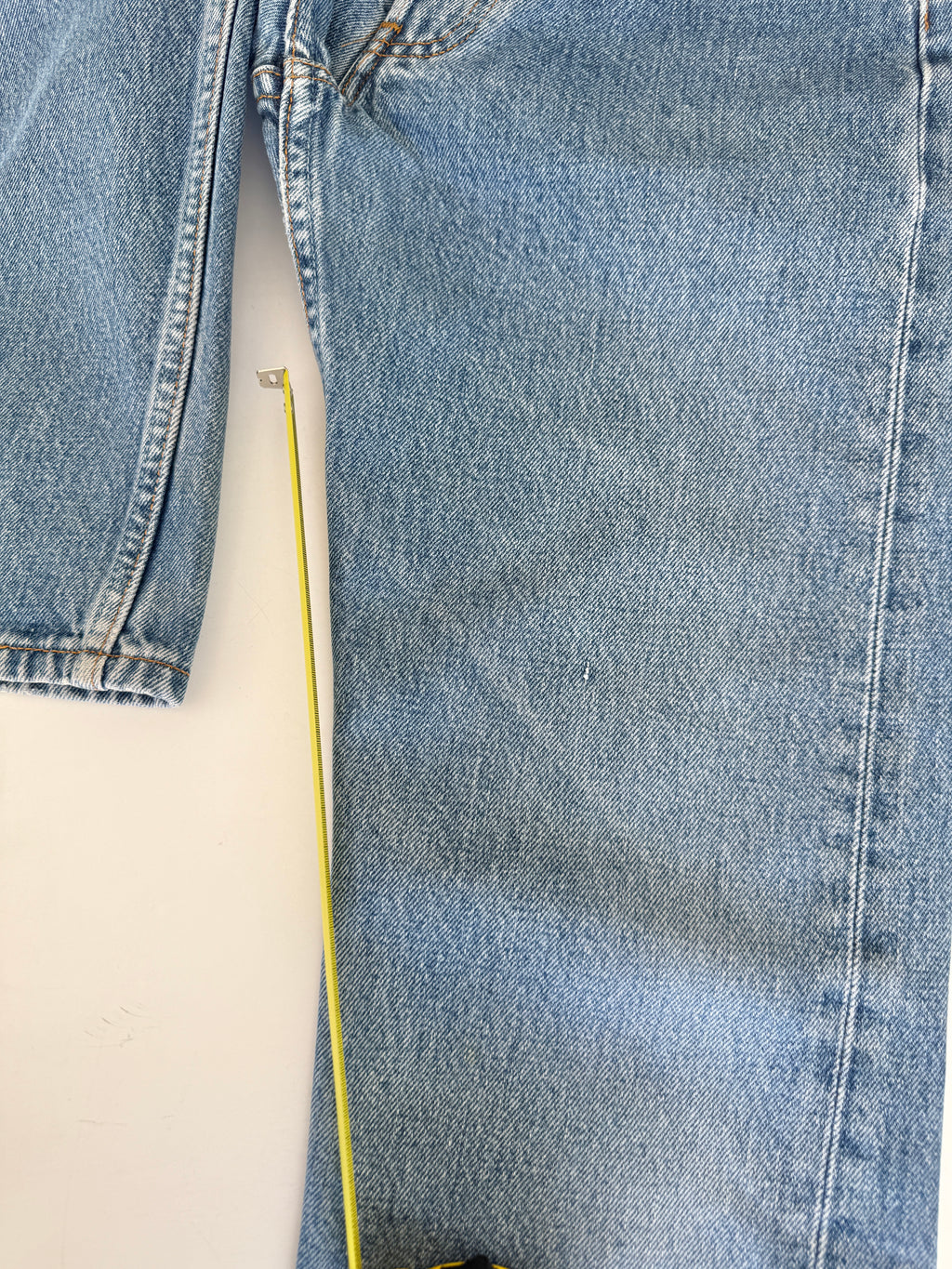 W25 L29 vintage Levis 501s 25” measured medium blue fade 501s 90s