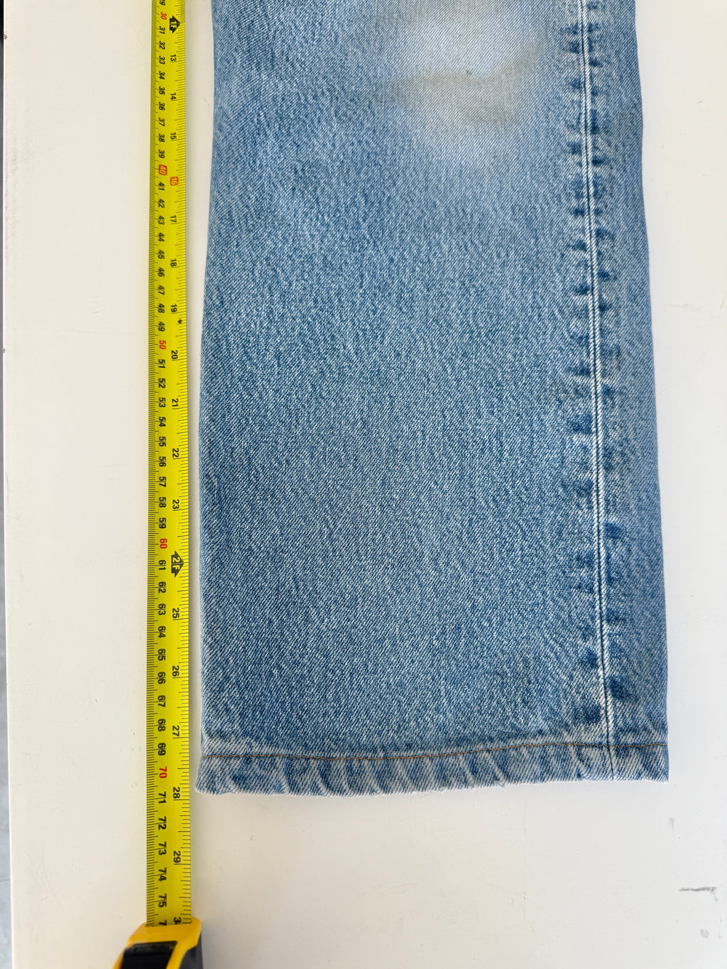 W33 L28 vintage Levis 501 32-33” measured medium faded blue denim Y2K wallet mark well worn in denim