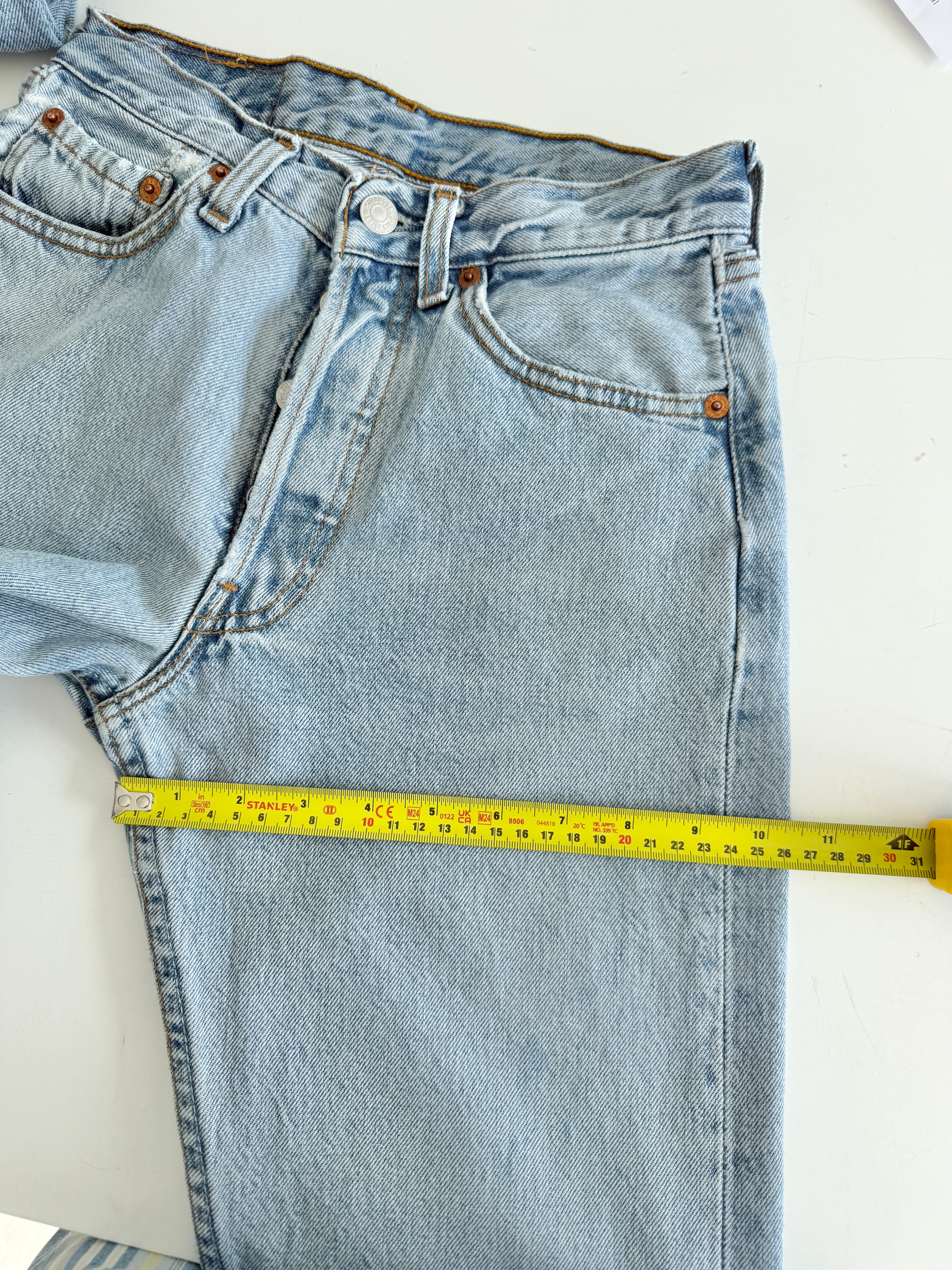 W25 L31 vintage Levis 501 24/25” measured waist light blue 90s 501s